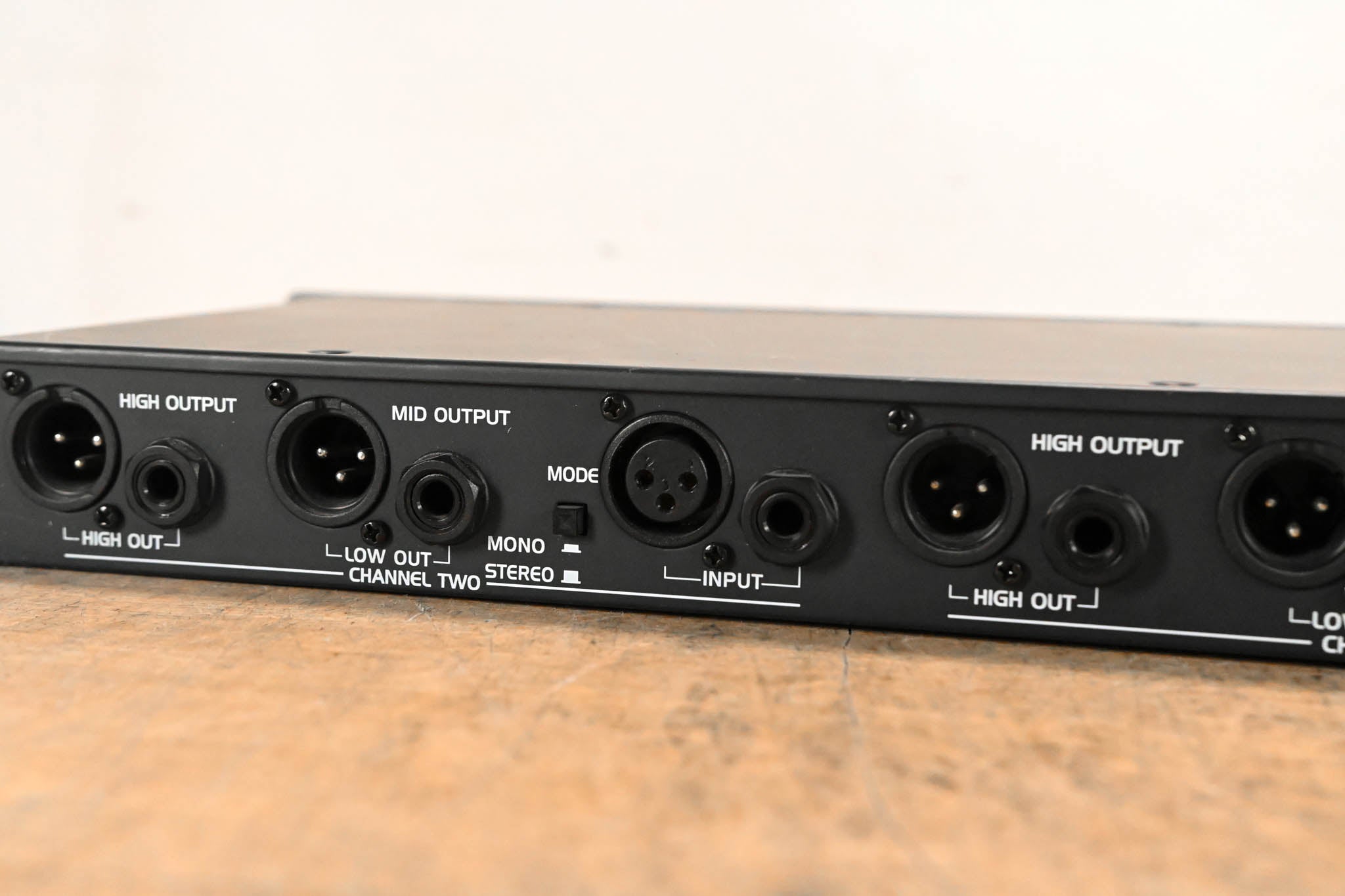 ART 310 Stereo 2-Way/Mono 3-Way Crossover