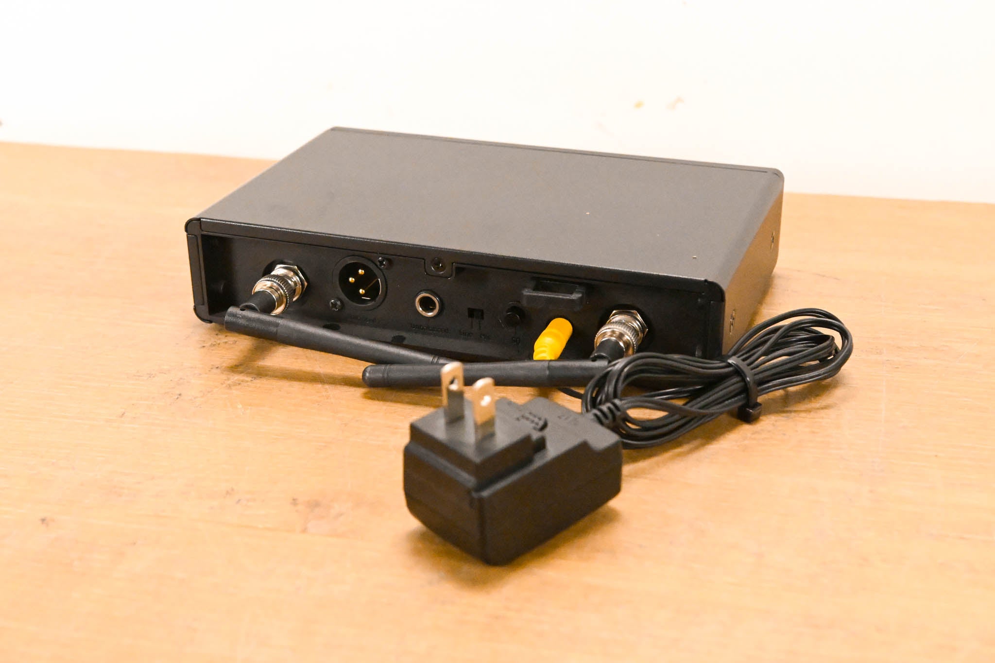 Sennheiser XSW 2-835 Wireless Handheld Microphone System - 548-572 MHz