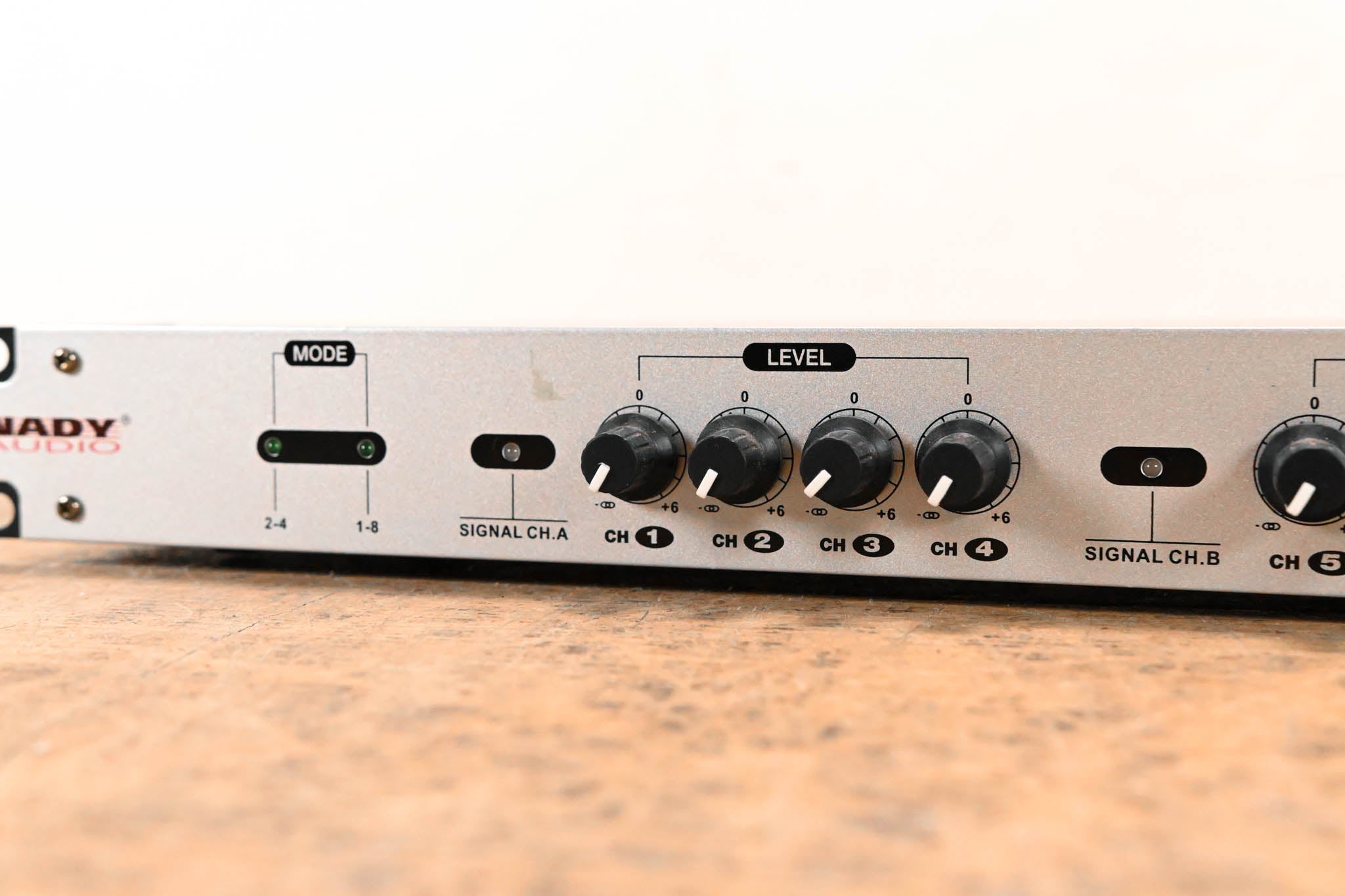 Nady SD-2418 Stereo Signal Distribution