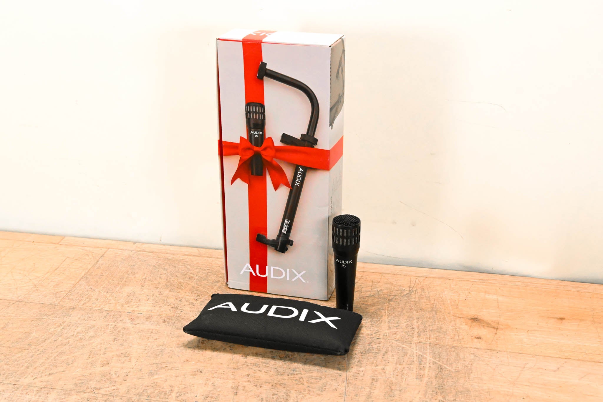 Audix i5 Cardioid Dynamic Instrument Microphone w/ CabGrabber Mic Clamp