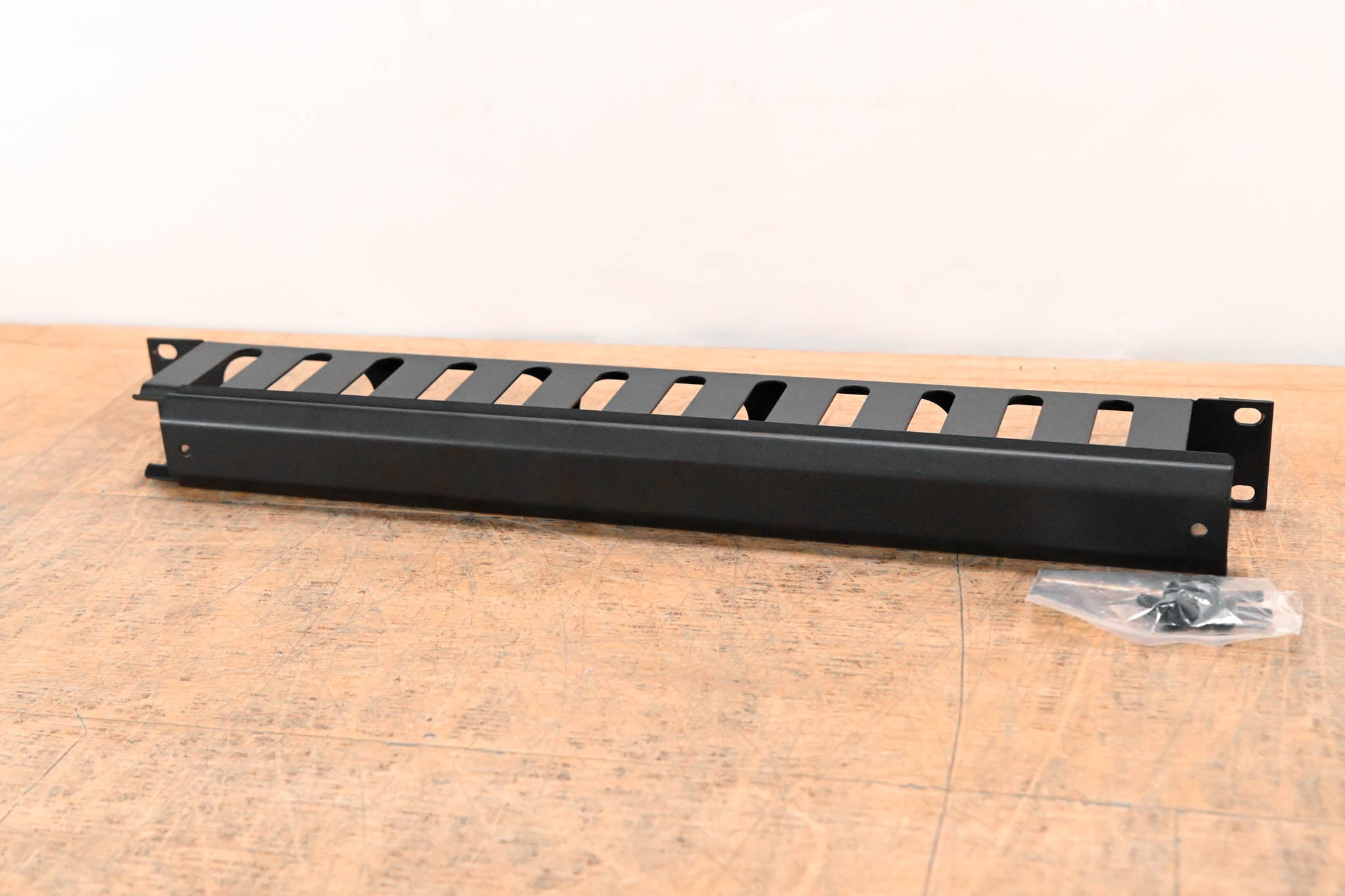 Gator Rackworks GRW-PNLCBLMNG1 1U Cable Management with Cap