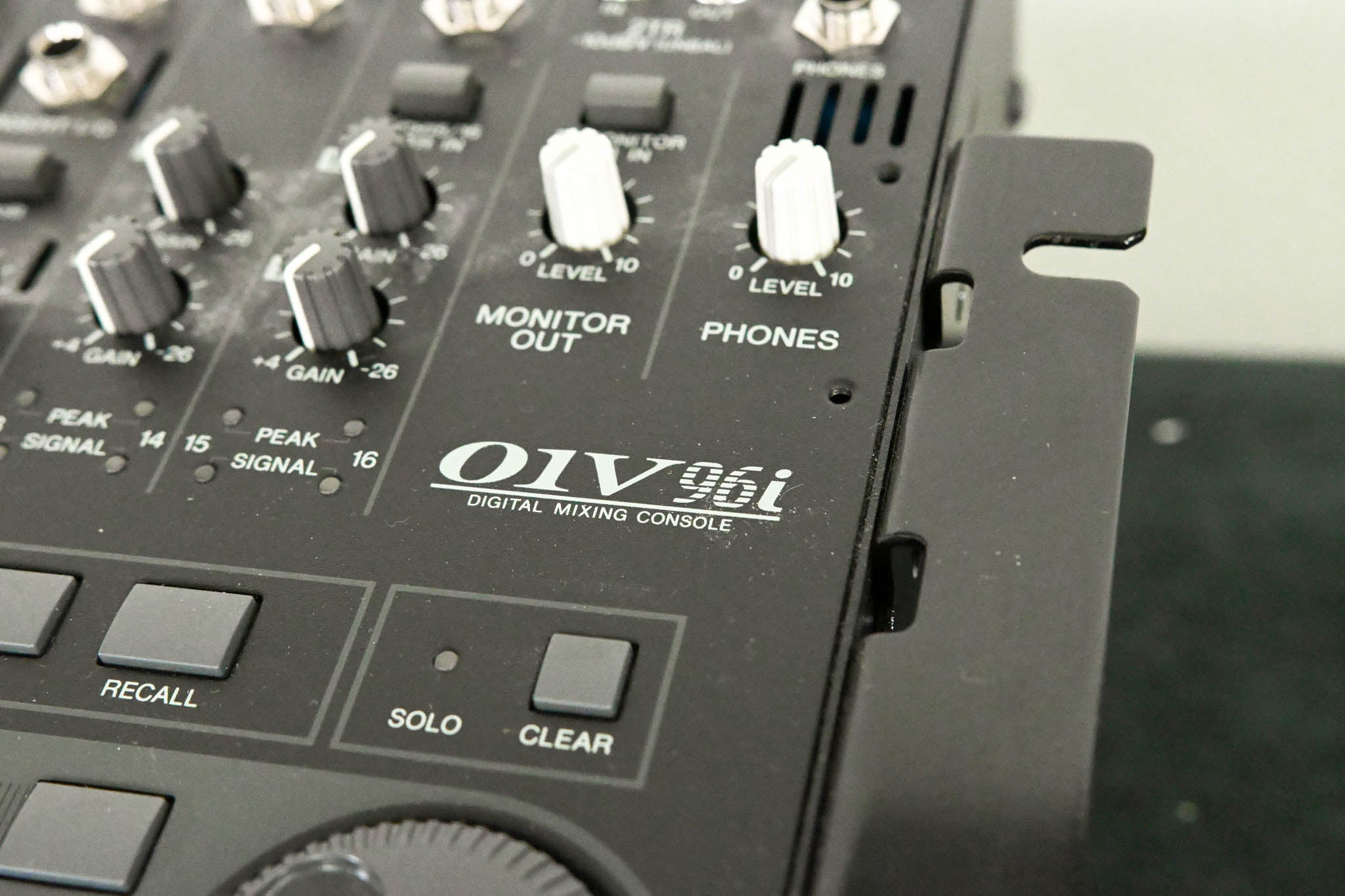 Yamaha 01V96i 96kHz 40-Channel Digital Mixing Console