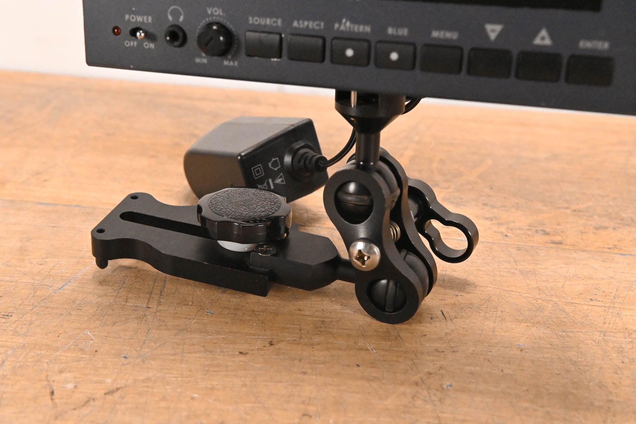 Datavideo TLM-700HD 7" HD/SD TFT LCD Monitor w/ V-Mount Battery Adapter