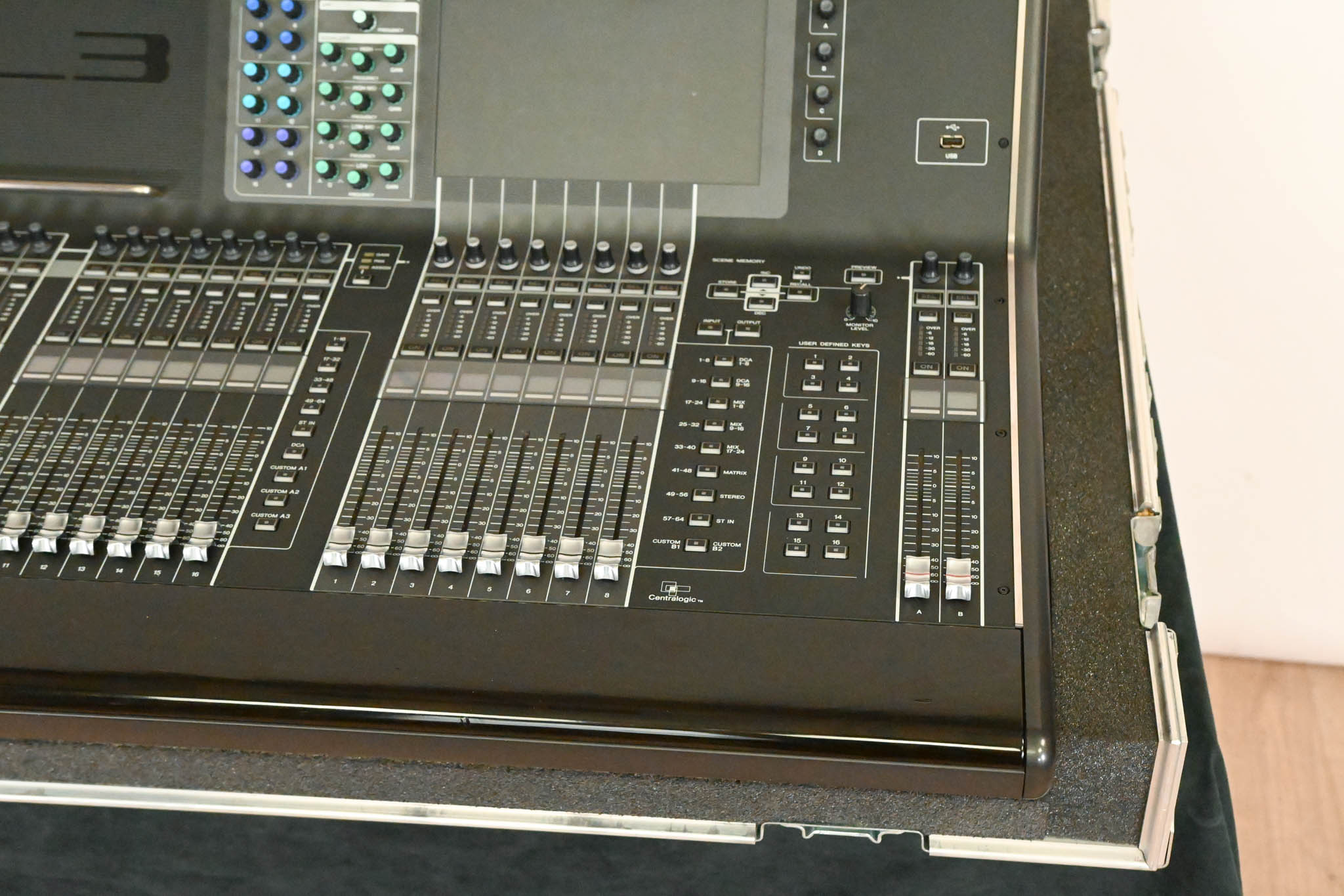 Yamaha CL3 Digital Audio Mixing Console with Road Case