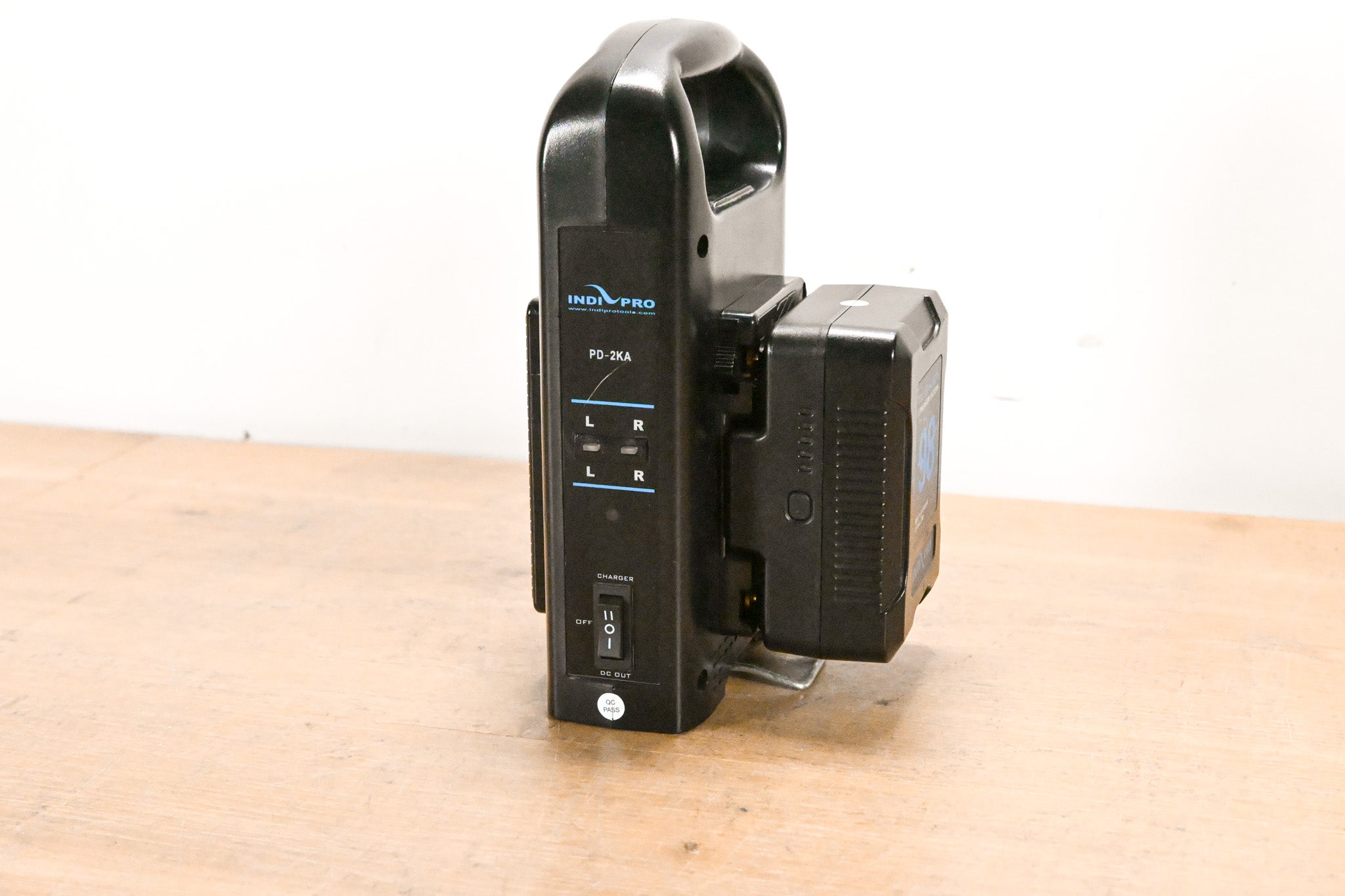IndiPRO PD-2KA Gold-Mount Dual Battery Charger w/ one 98Wh Battery