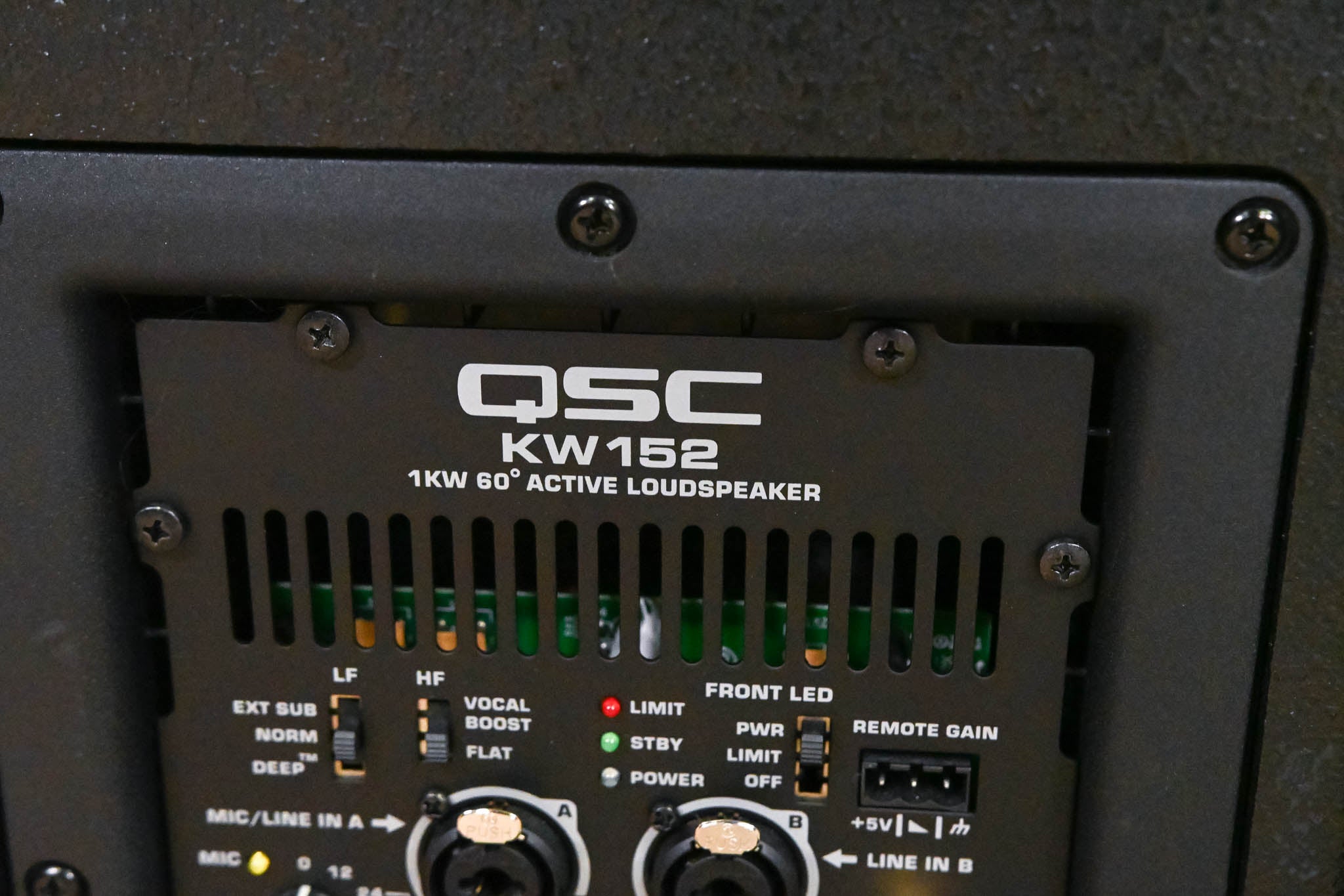 QSC KW152 Active 15" 2-Way Powered Speaker (PAIR) with Road Case