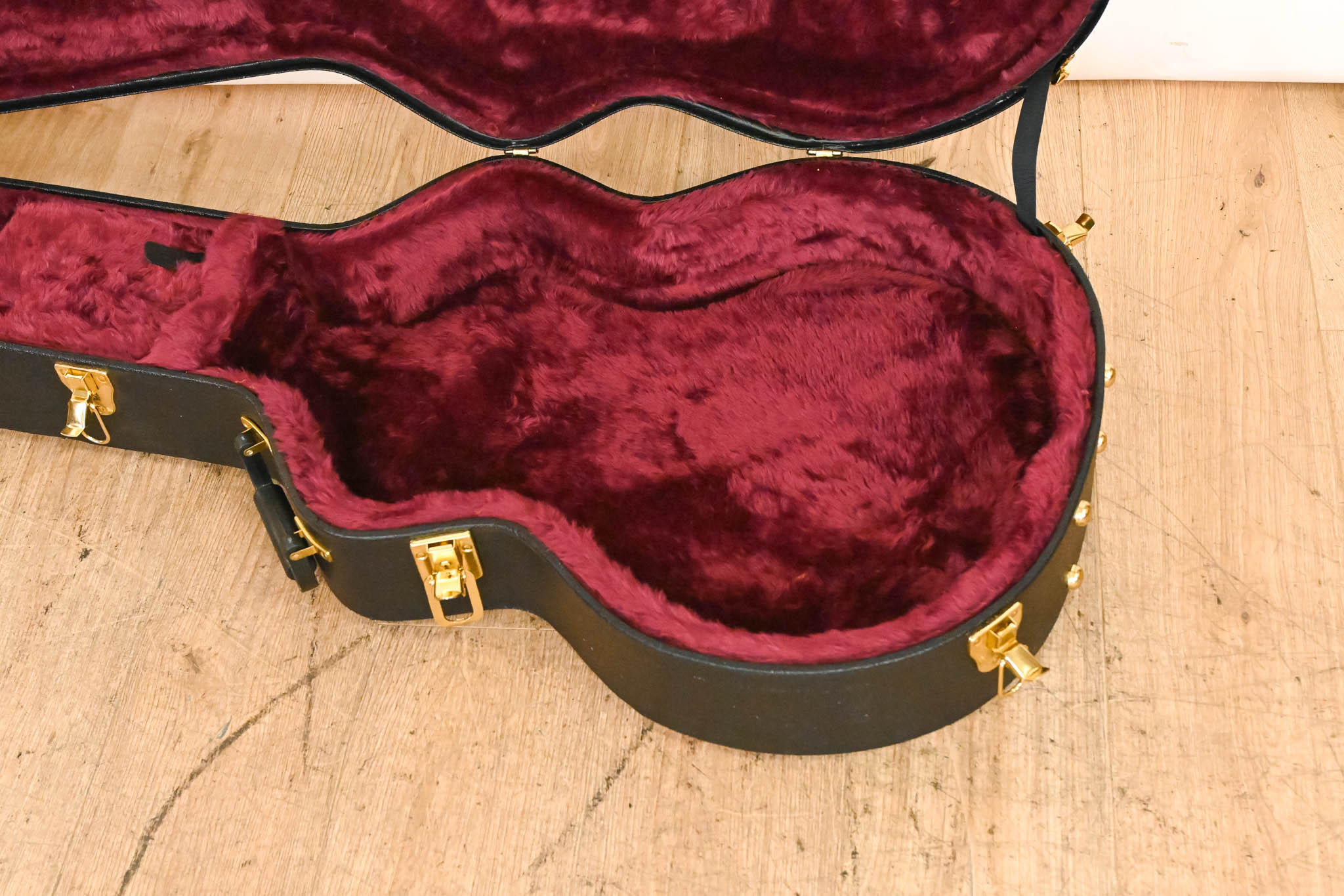 Gretsch G6241 16-inch Deluxe Hollowbody Electric Hardshell Case