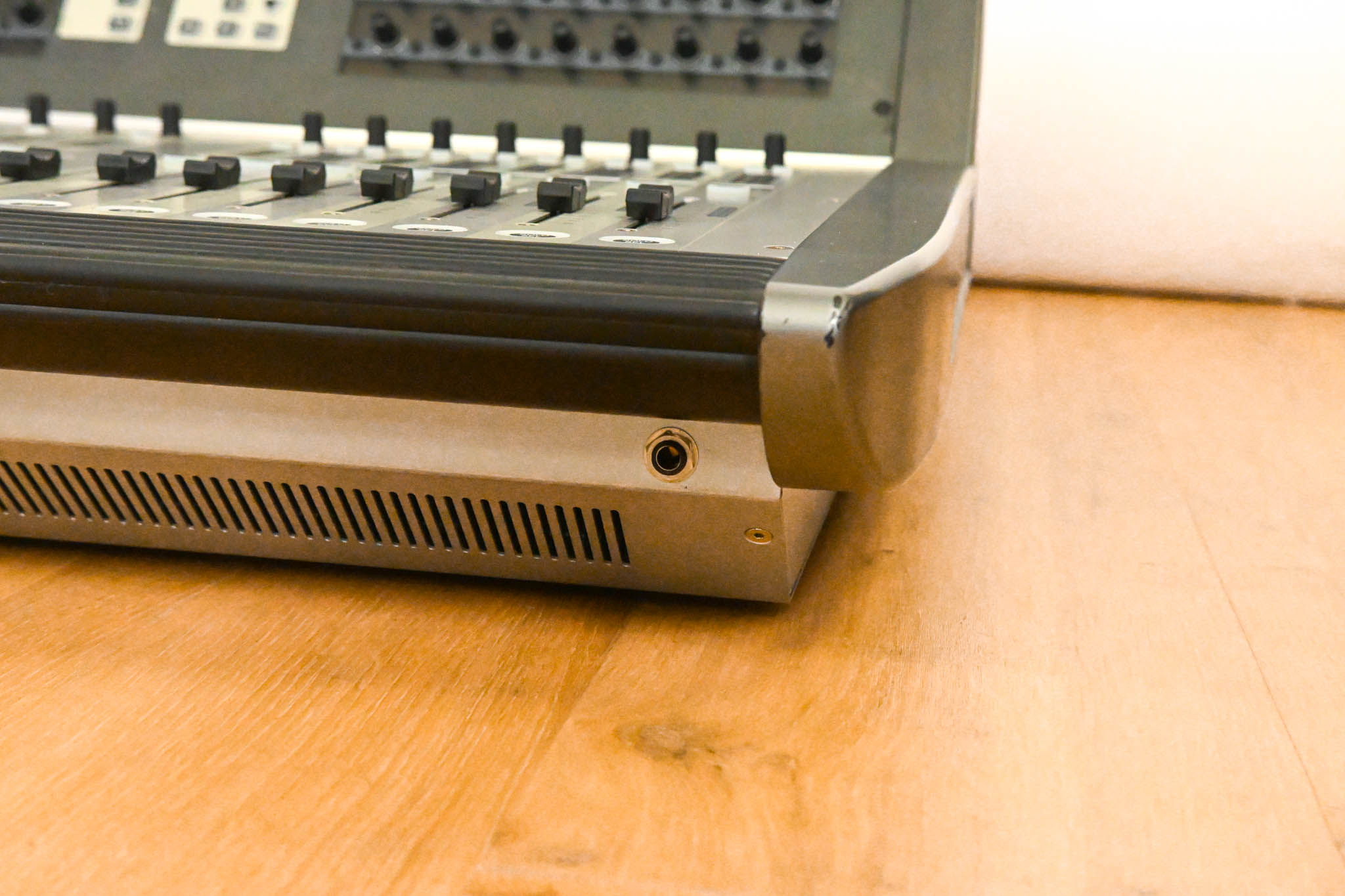 Soundcraft Vi3000 64-Channel Digital Mixing Console