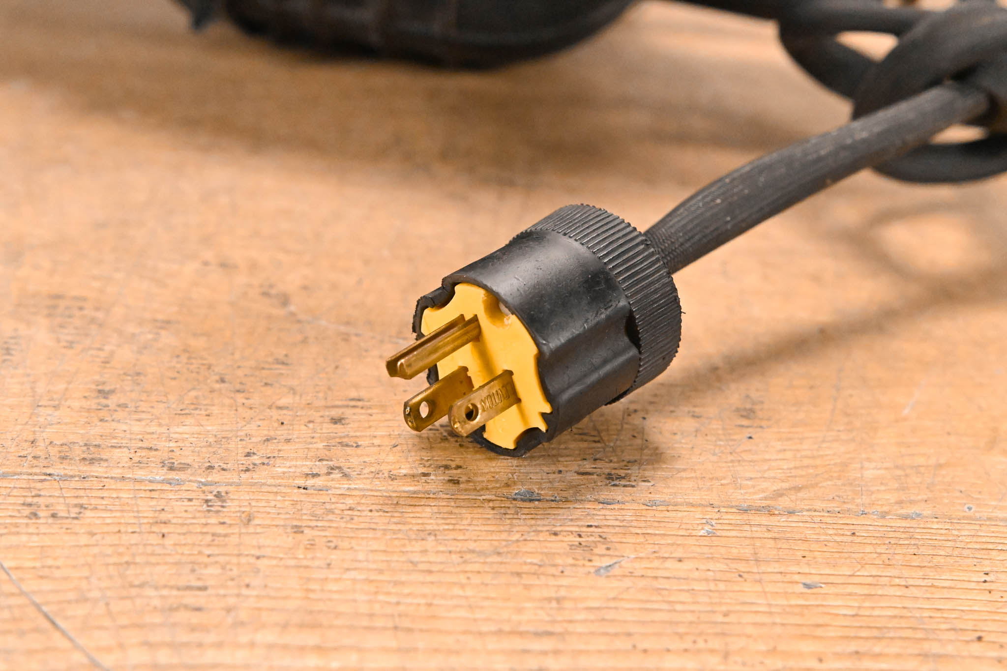 Altman 360Q 6" x 12" 750W Ellipsoidal Light