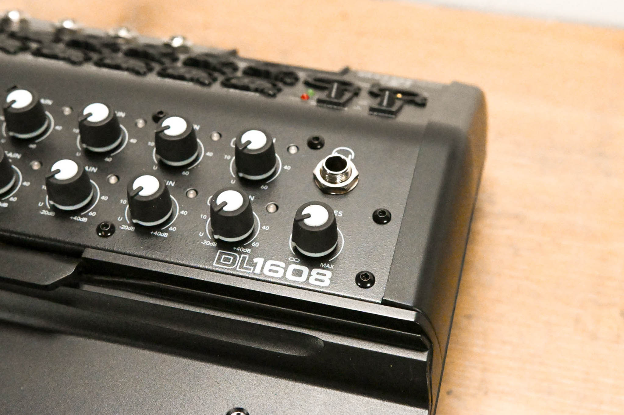 Mackie DL1608 16-Channel iPad-Controlled Mixer (NO POWER SUPPLY)