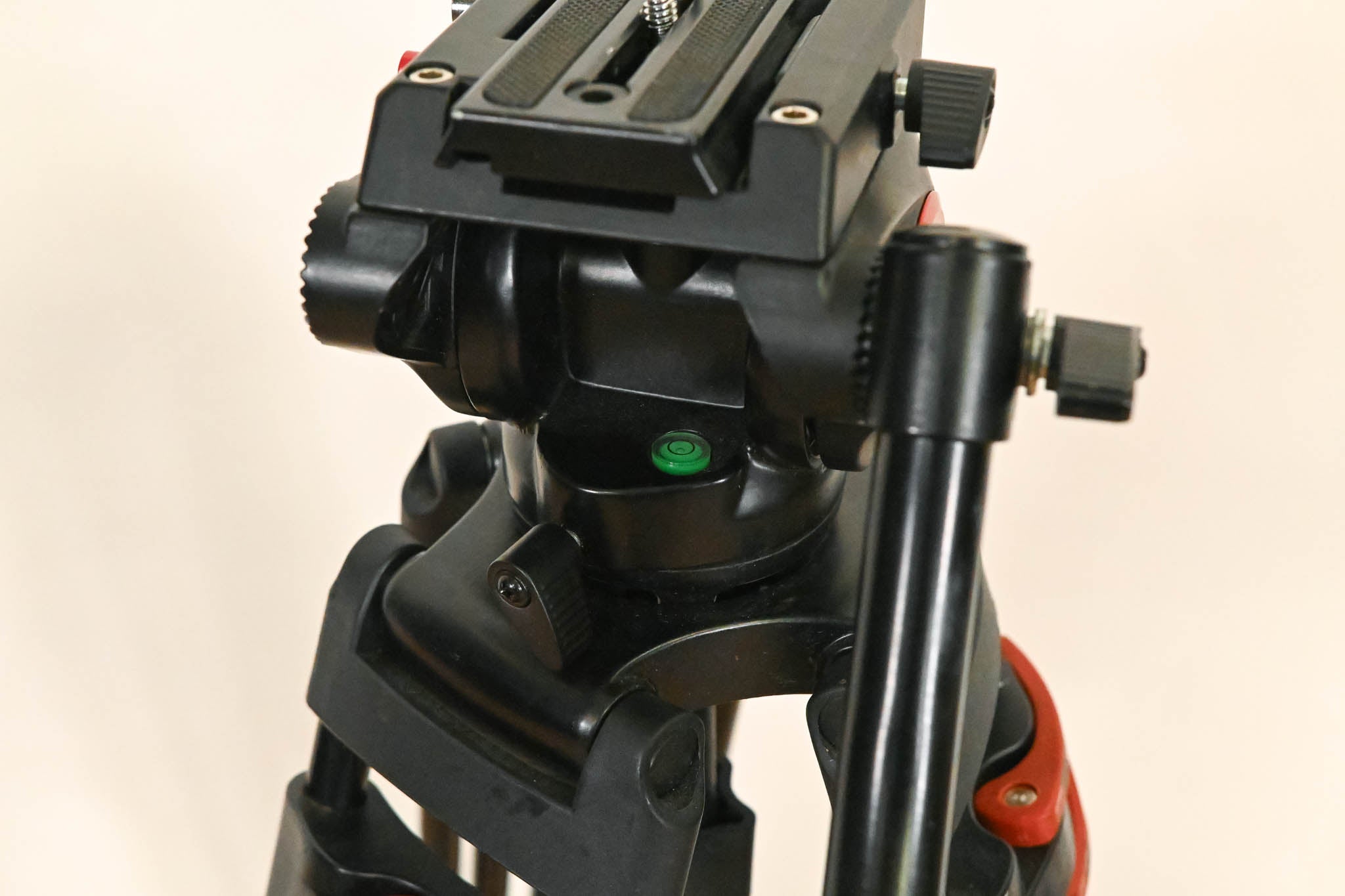 Neewer TP37 74" Video Tripod with Fluid Head