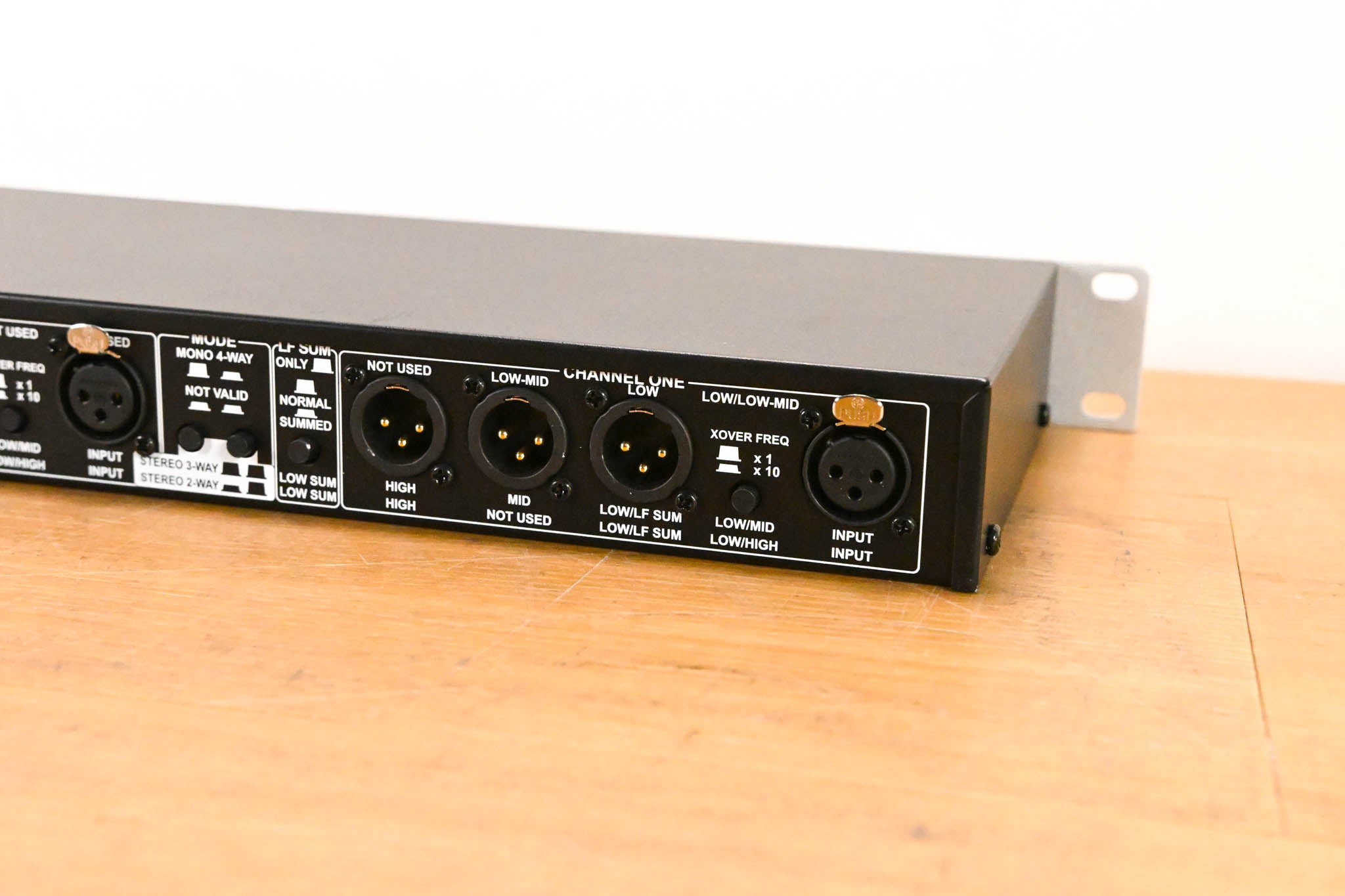 dbx 234xs 2/3-Way Stereo, 4-Way Mono Crossover