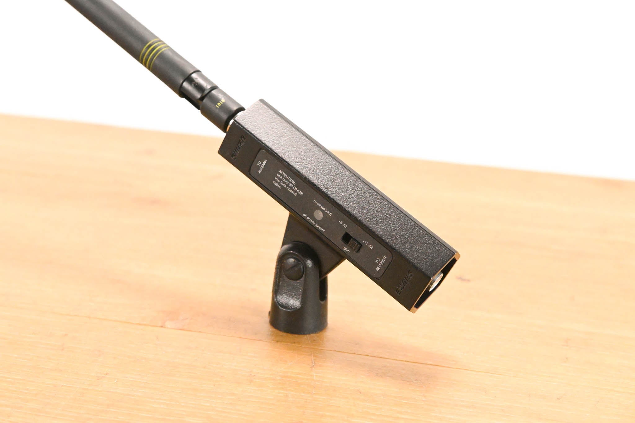 Shure UA834WB In-Line Antenna Amplifier with Stand - 470-900 MHz
