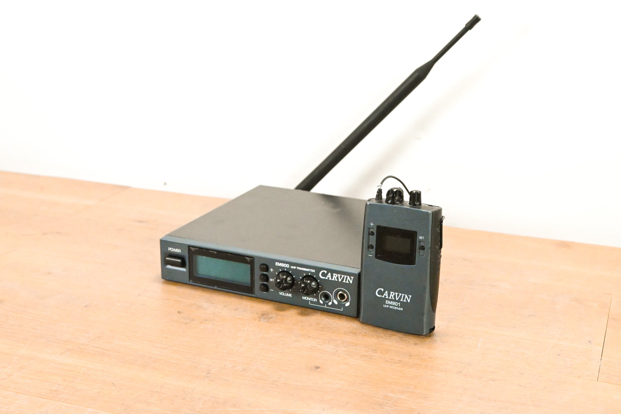 Carvin EM900 Wireless IEM System with EM901 Bodypack - 518-542 MHz