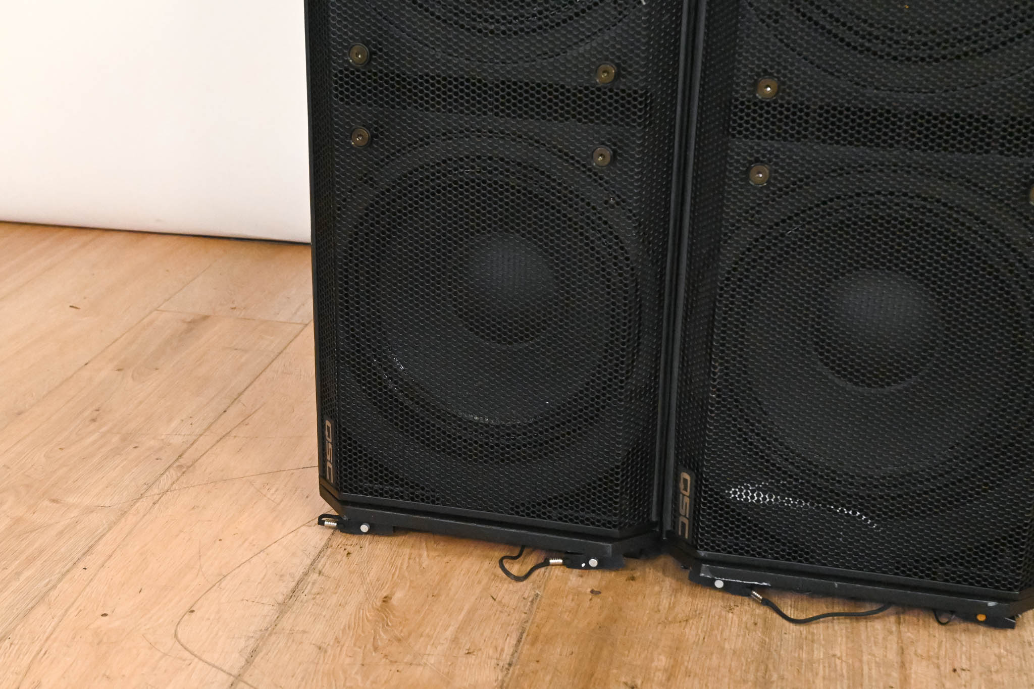 QSC WideLine-10 Dual 10-Inch Wide Line Array Speaker (PAIR)