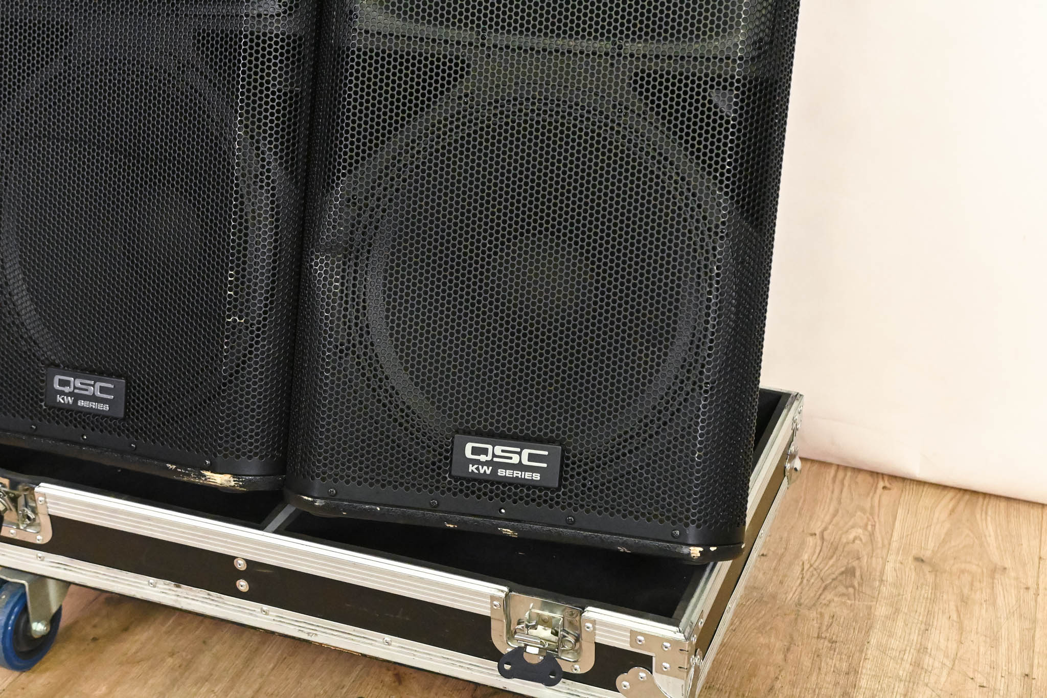 QSC KW152 Active 15" 2-Way Powered Speaker (PAIR) with Road Case