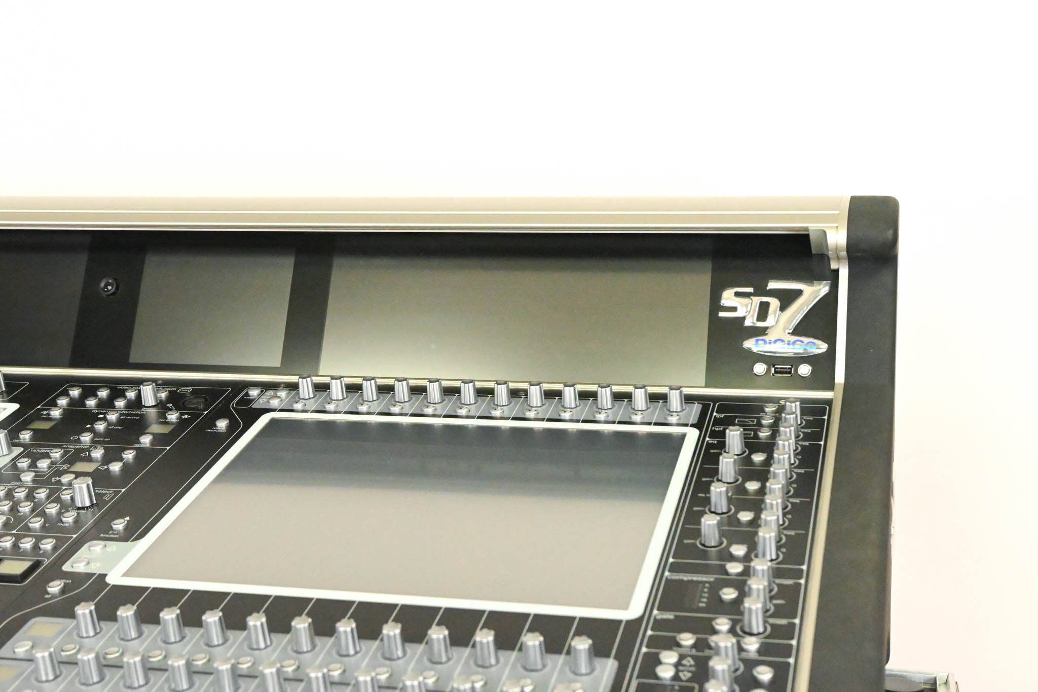 DiGiCo SD7 Digital Console w/Dual Engines, Waves, ST Optical & Road Case