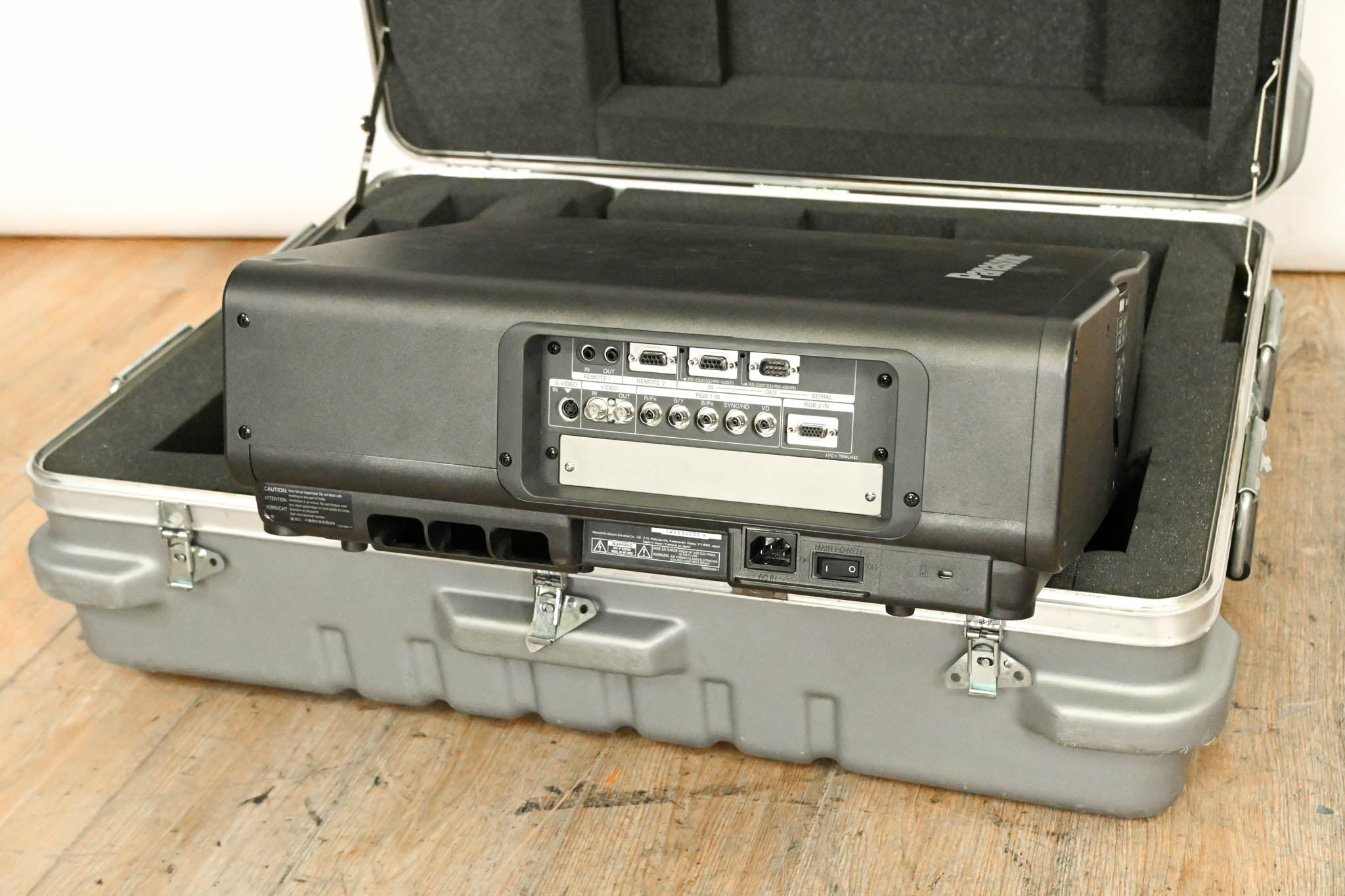 Panasonic PT-DW7000U-K 6000-Lumen DLP Projector with Case