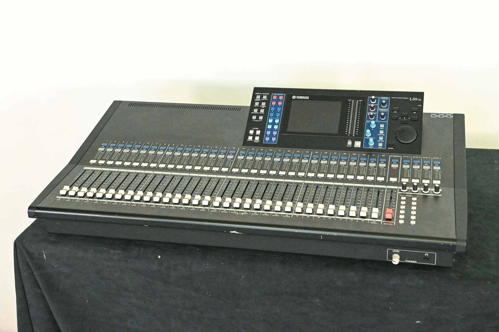 Yamaha LS9-32 32-Input Digital Mixing Console