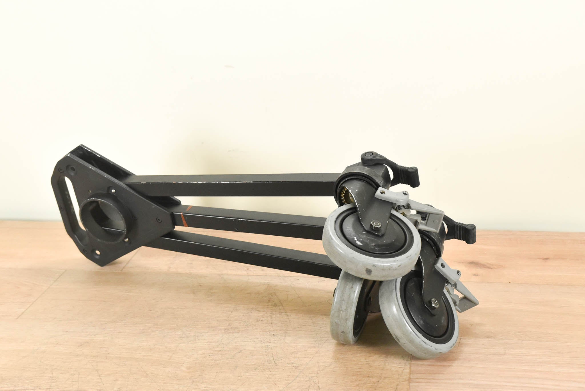 Vinten V3955-0001 ENG Studio Dolly with 3.9" Wheels