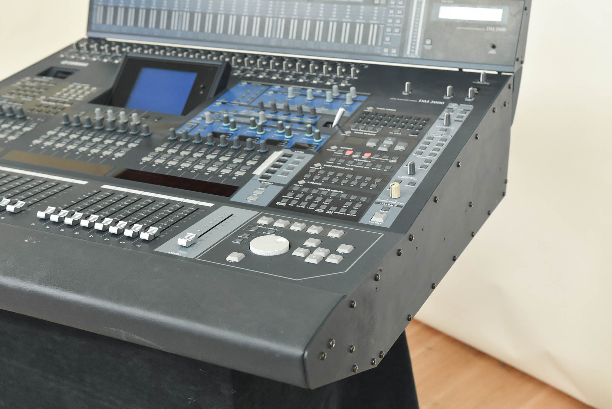 Yamaha DM2000 24-Channel Digital Audio Mixing Console CG00YXW