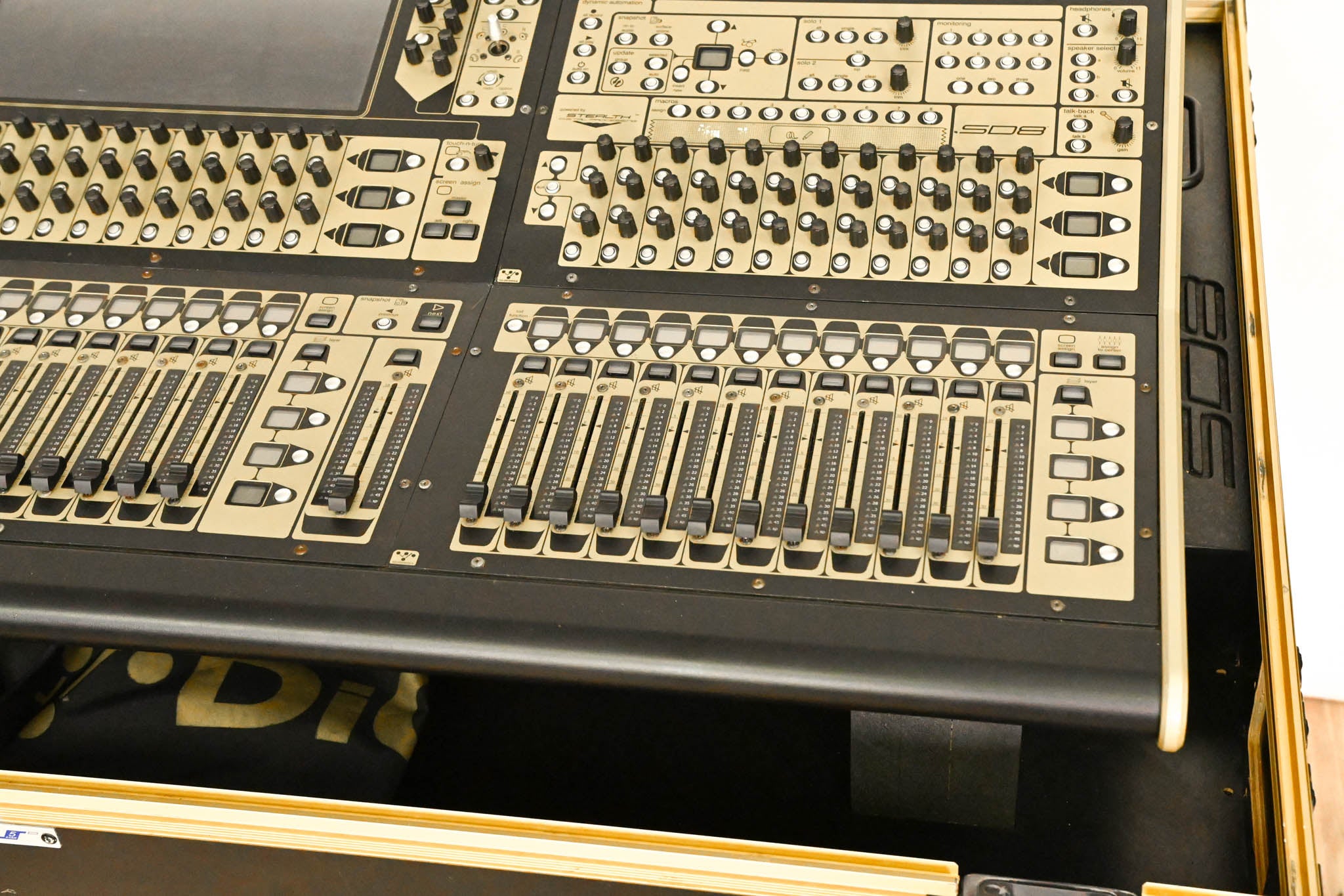 DiGiCo SD8  120-Channel Digital Mixing Console with Road Case