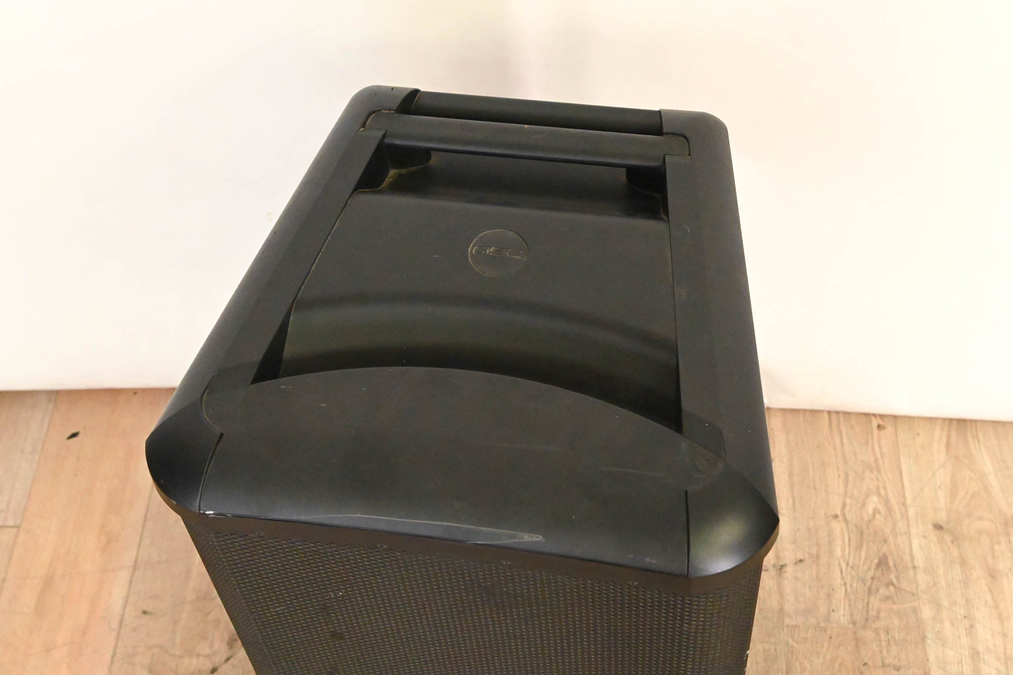 QSC HPR152F 15" 2-Way Powered Speaker