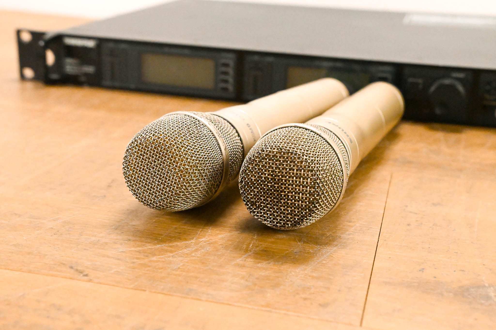 Shure UR4D+ Dual Wireless Receiver with UR2/KSM9 Mic Pair - H4 Band