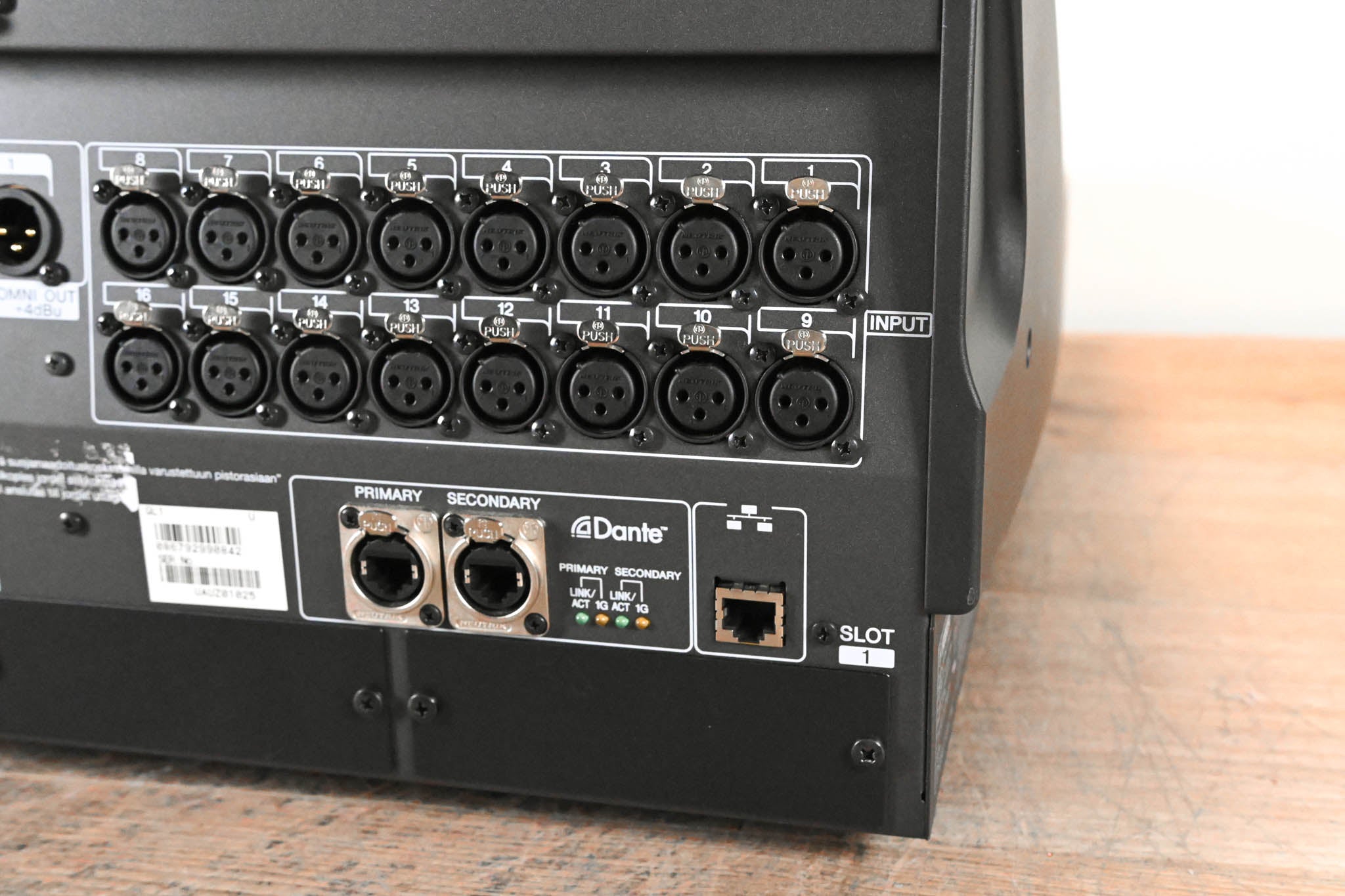 Yamaha QL1 16-Input / 8-Output Digital Mixing Console CG01FBL Yamaha QL1 16-Input / 8-Output Digital Mixing Console CG01FBL