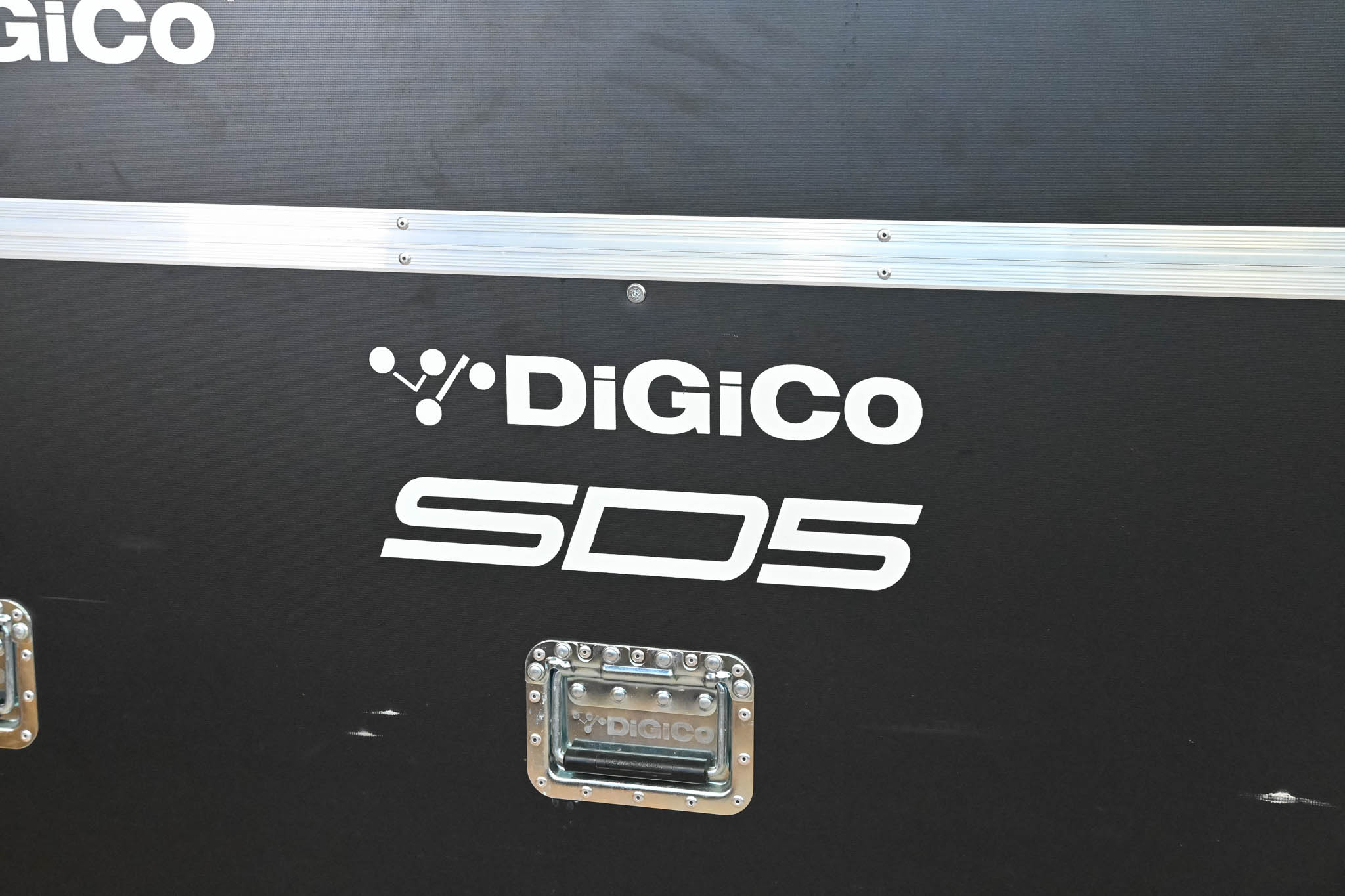 DiGiCo SD5 Digital Mixing Console w/ Waves Card, ST Optical & Road Case