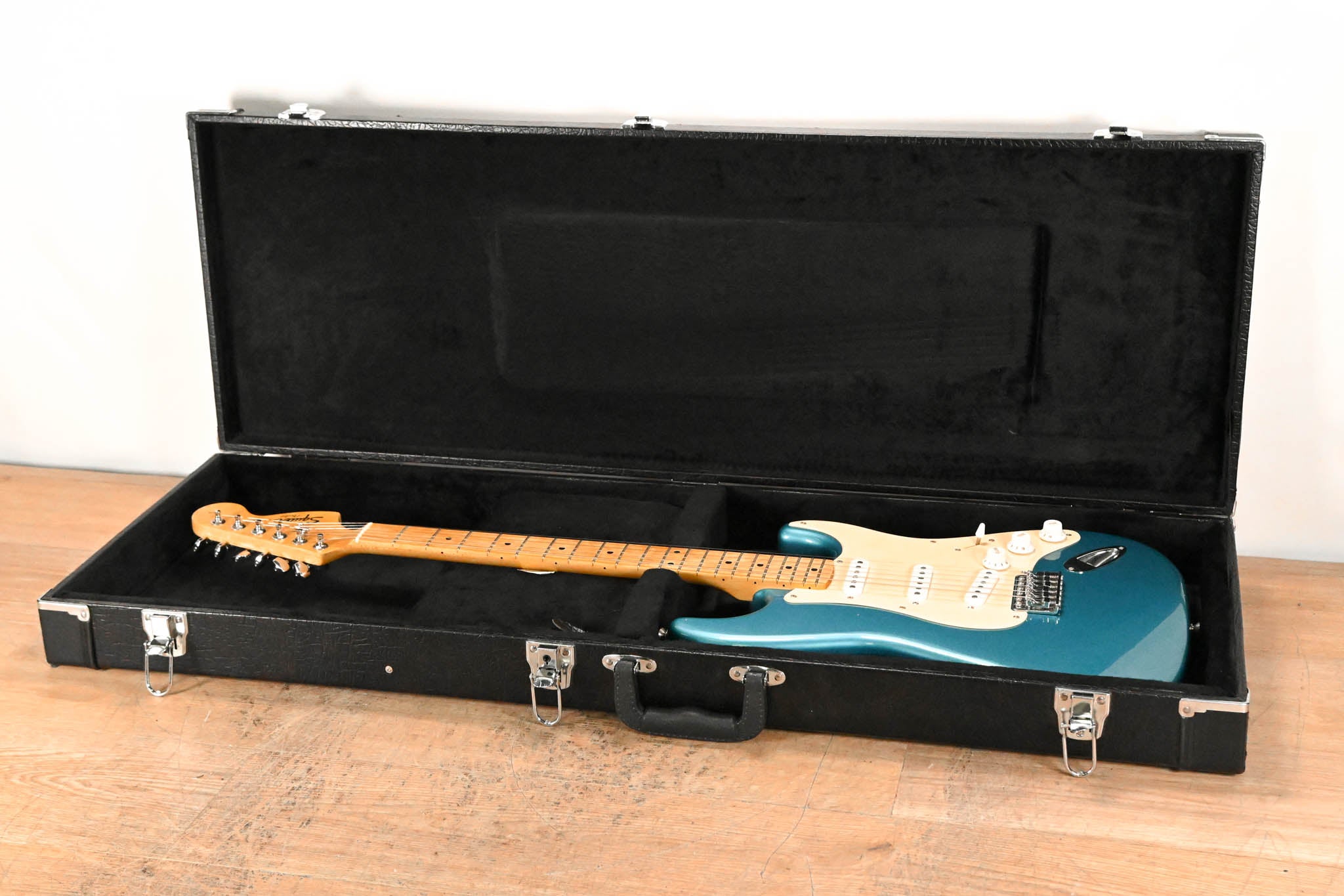 Squier Affinity Series Stratocaster - Blue with Hardshell Case