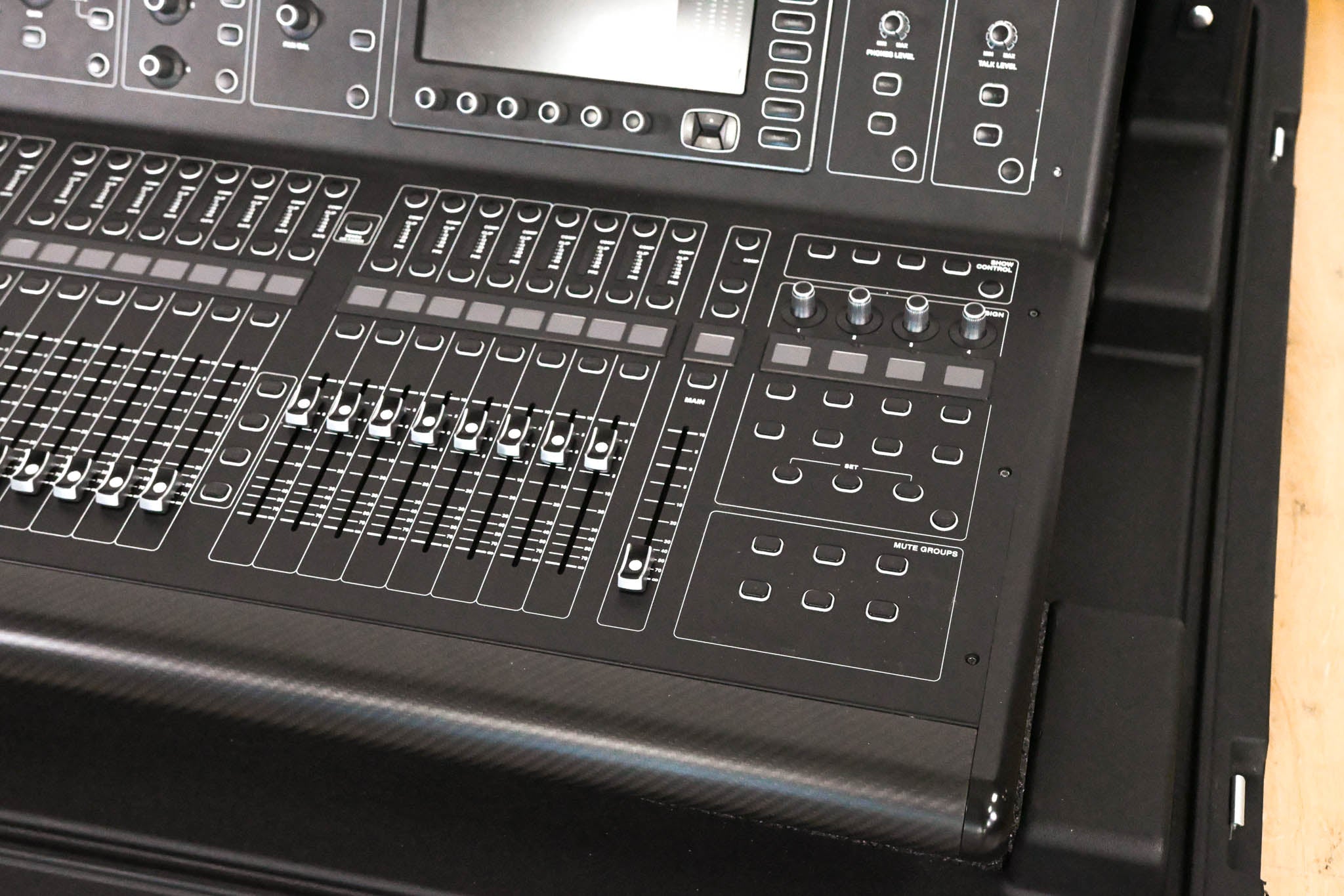 Midas M32 40-Channel Digital Audio Console with Road Case