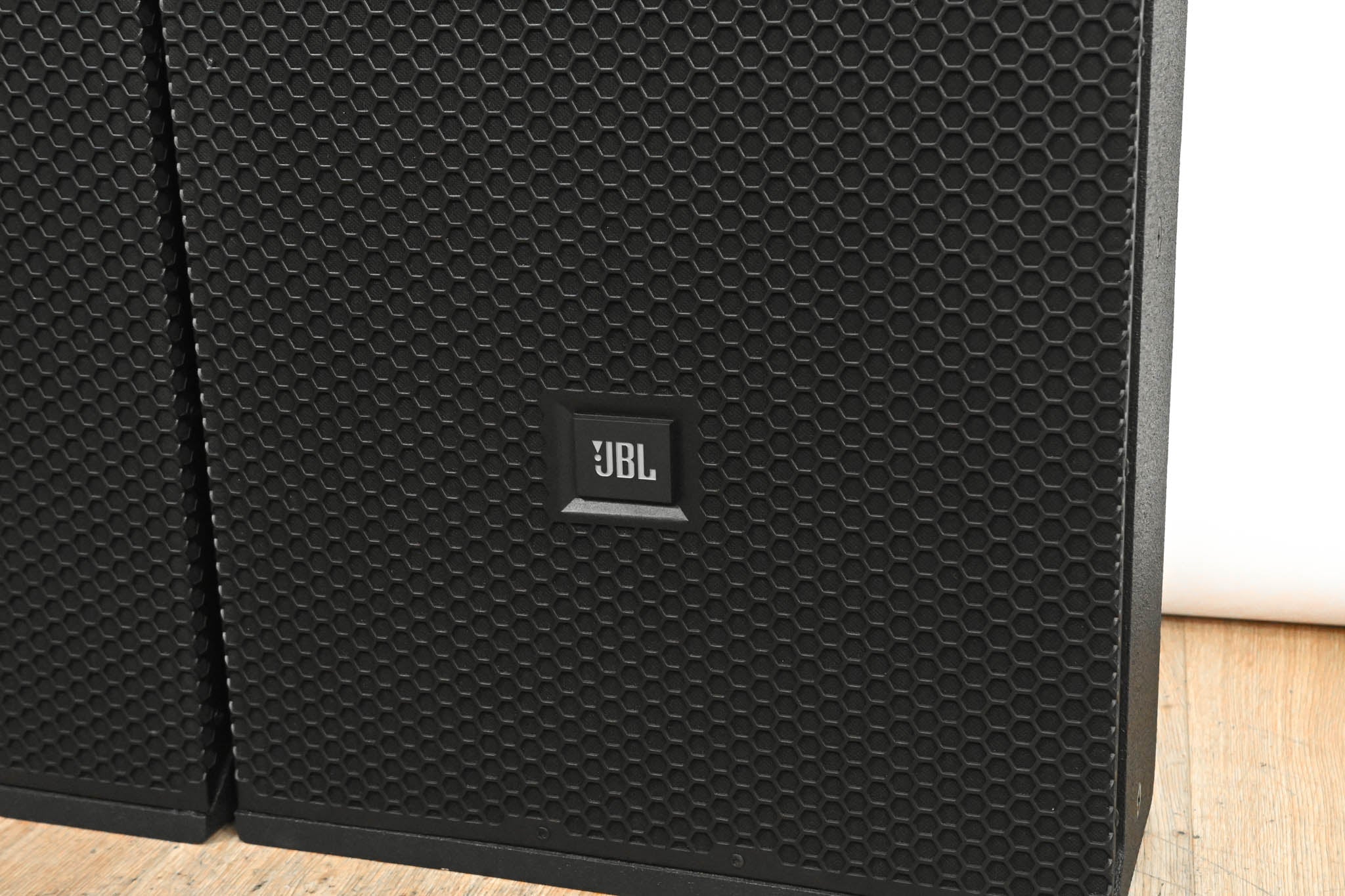 JBL VTX F15 15-inch Bi-Amplified 2-Way Loudspeaker Pair with Road Case