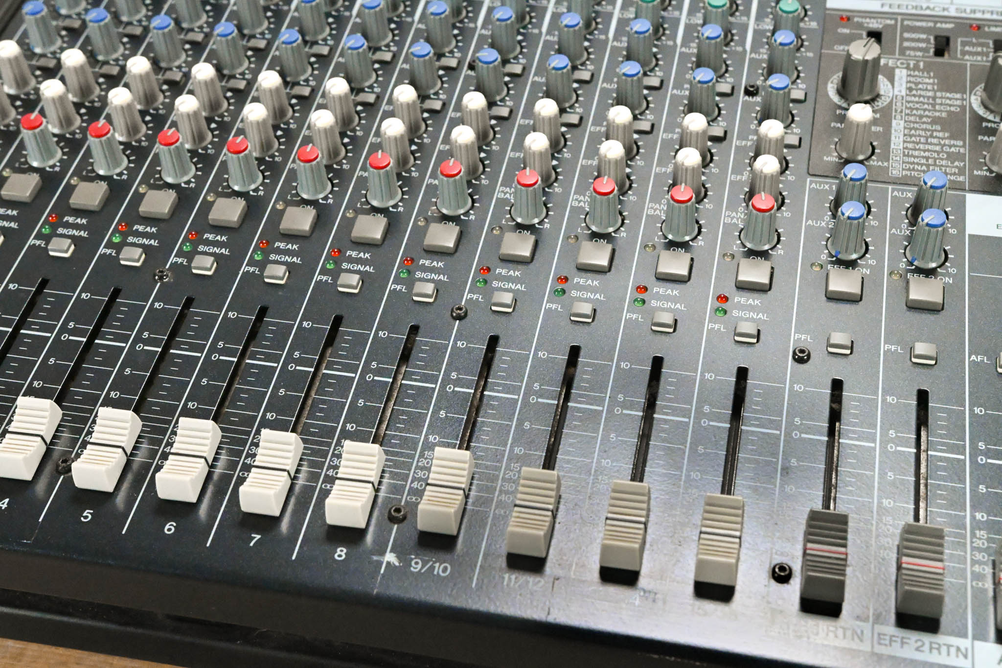 Yamaha EMX5016CF 16-Channel 1000W Power Mixer