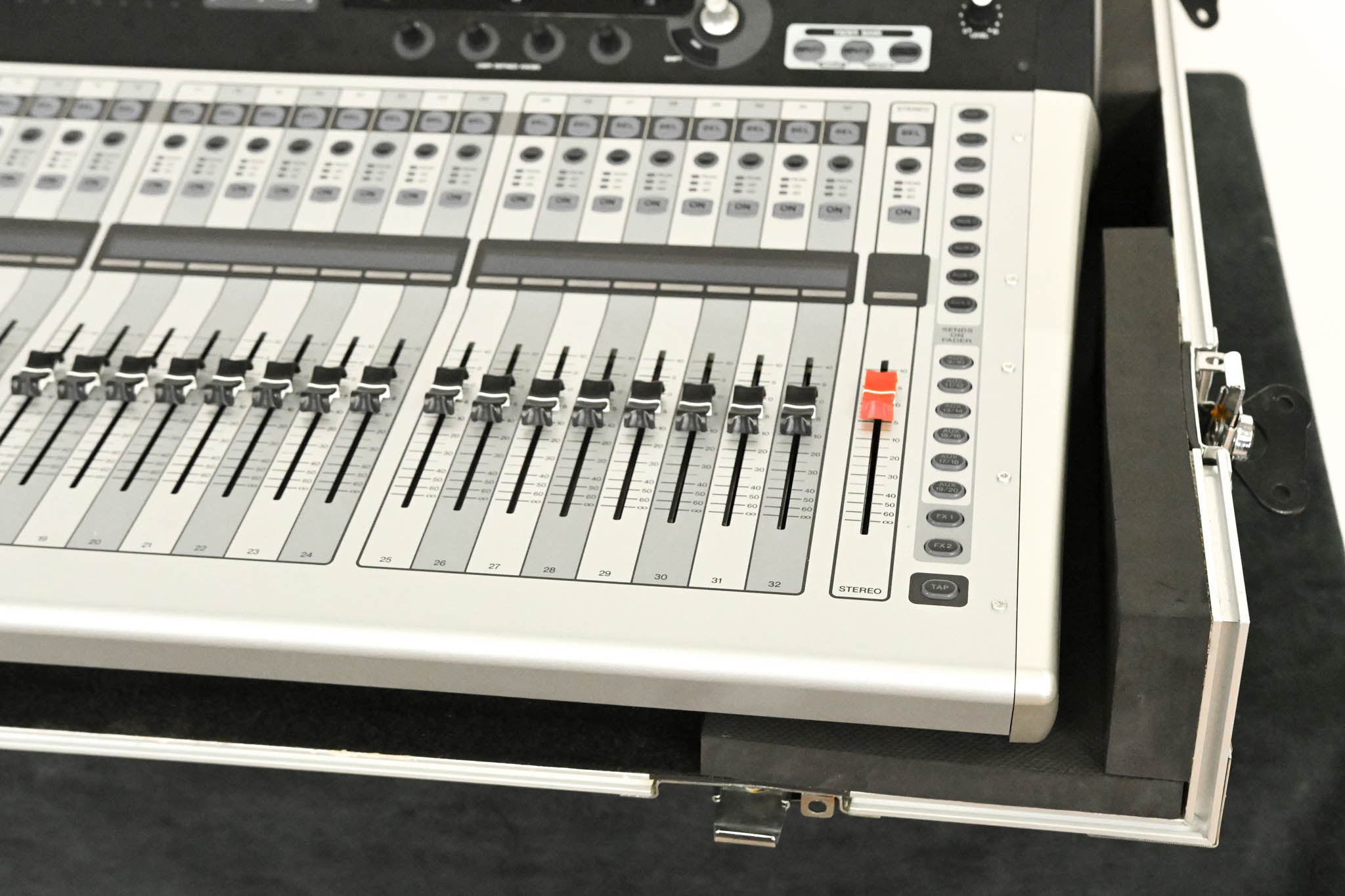 Yamaha TF5 32-Input Digital Mixing Console with Road Case