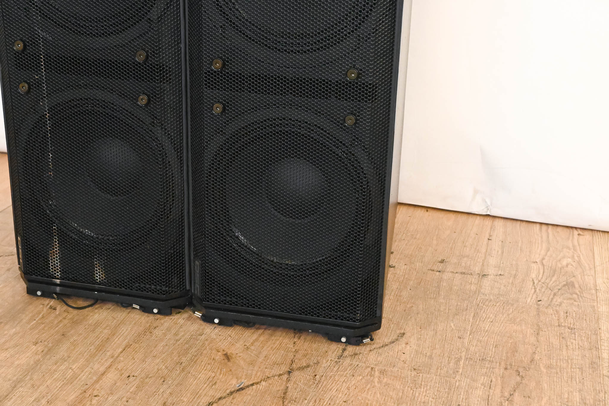QSC WideLine-10 Dual 10-Inch Wide Line Array Speaker (PAIR)