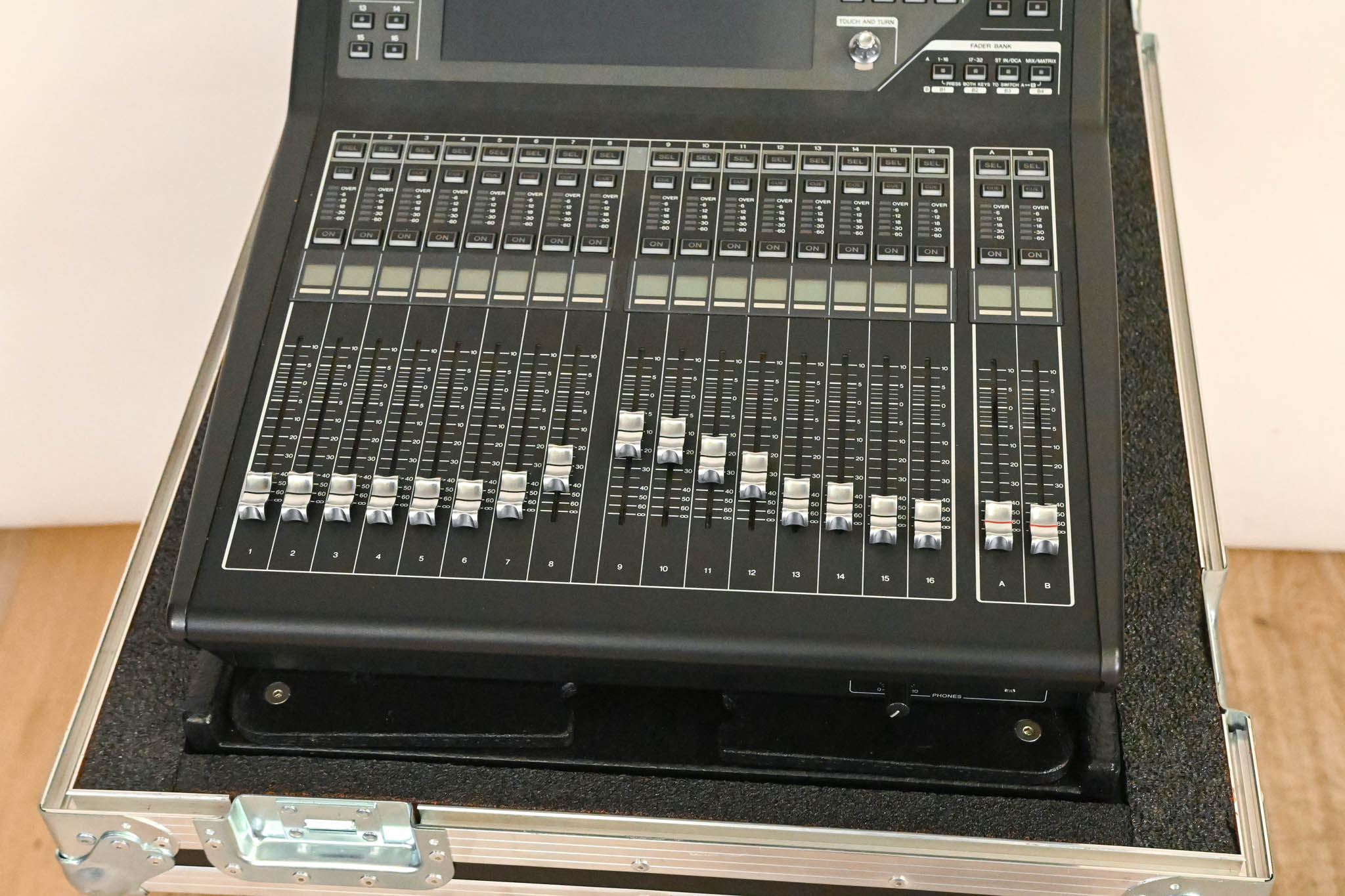 Yamaha QL1 16-Input / 8-Output Digital Mixing Console w/ Road Case