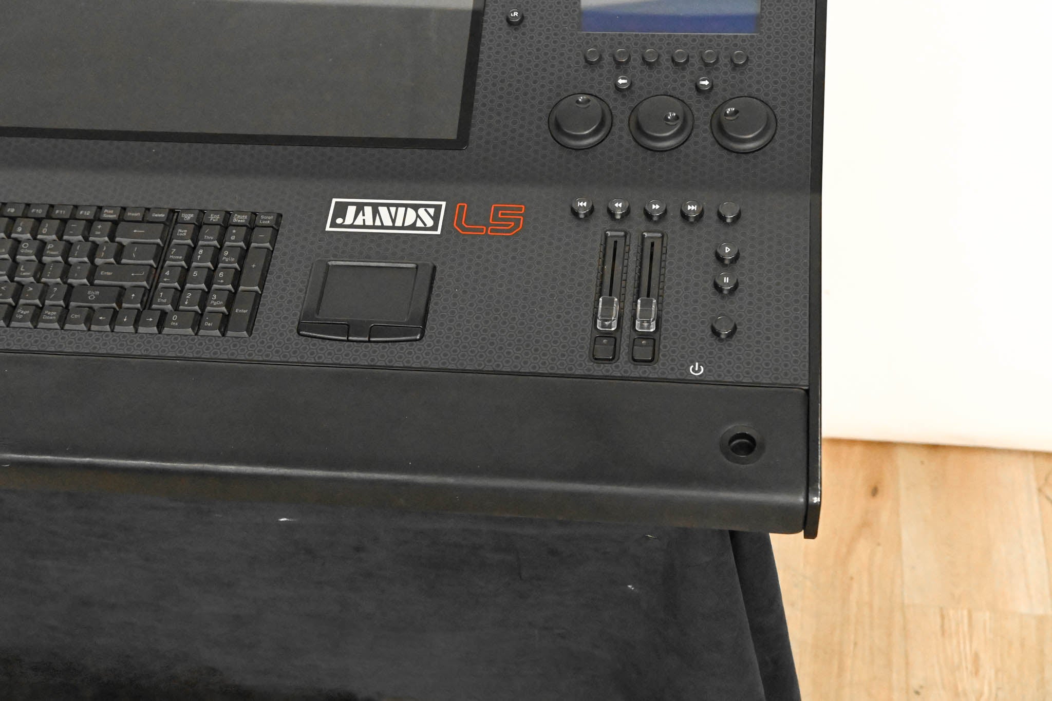 Jands Vista L5 Lighting Control Console with 16-Universe Internal Dongle