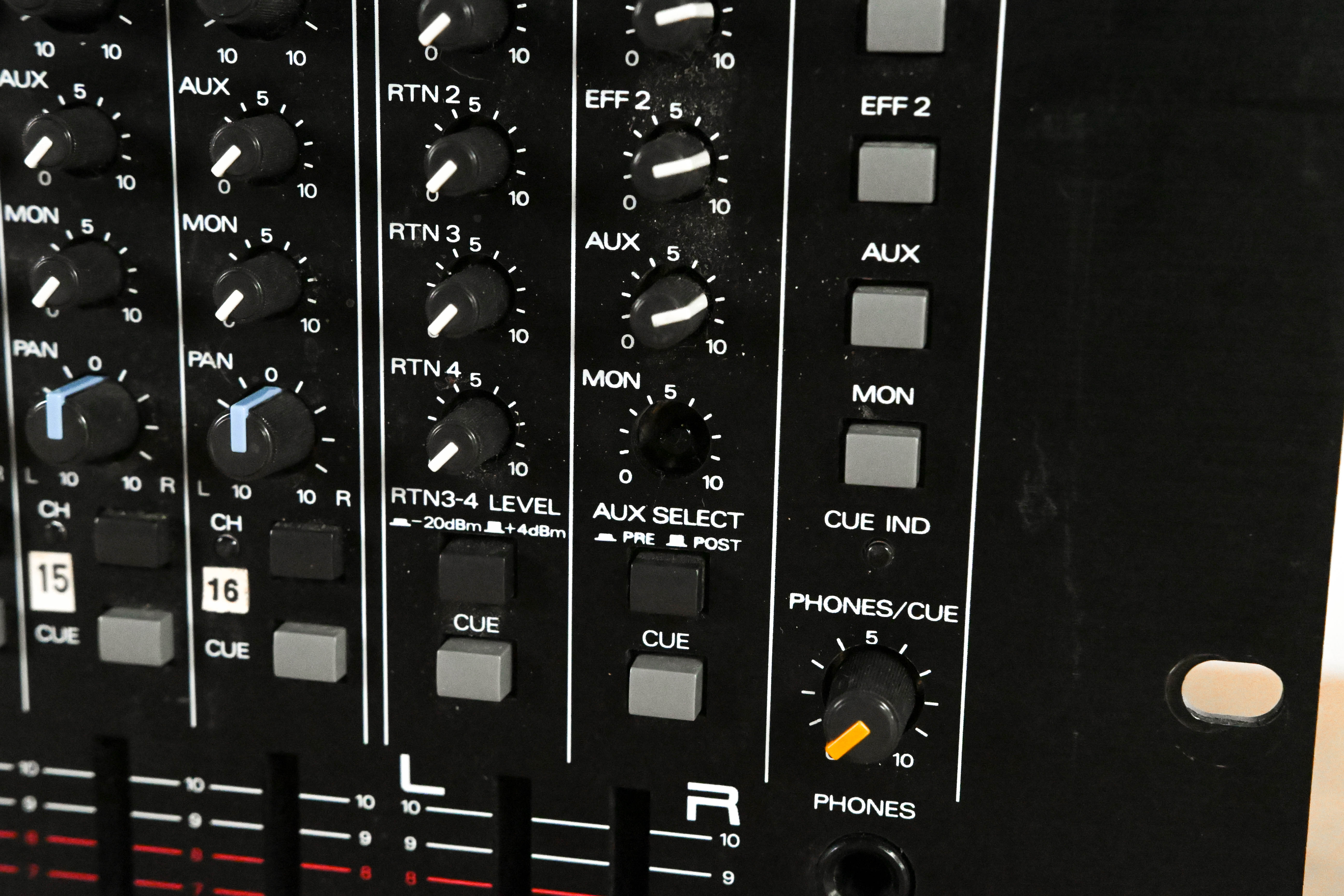 Roland M-16E 16-Channel Line Mixer