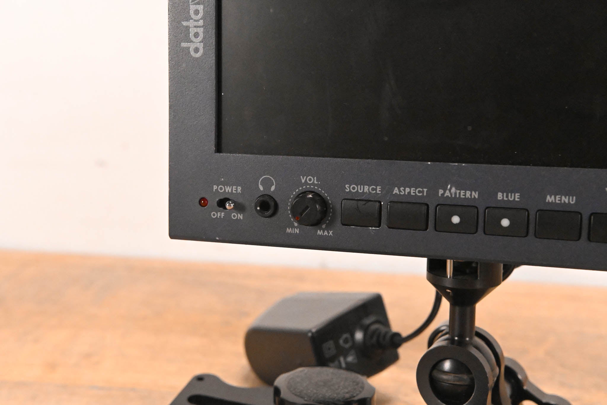 Datavideo TLM-700HD 7" HD/SD TFT LCD Monitor w/ V-Mount Battery Adapter