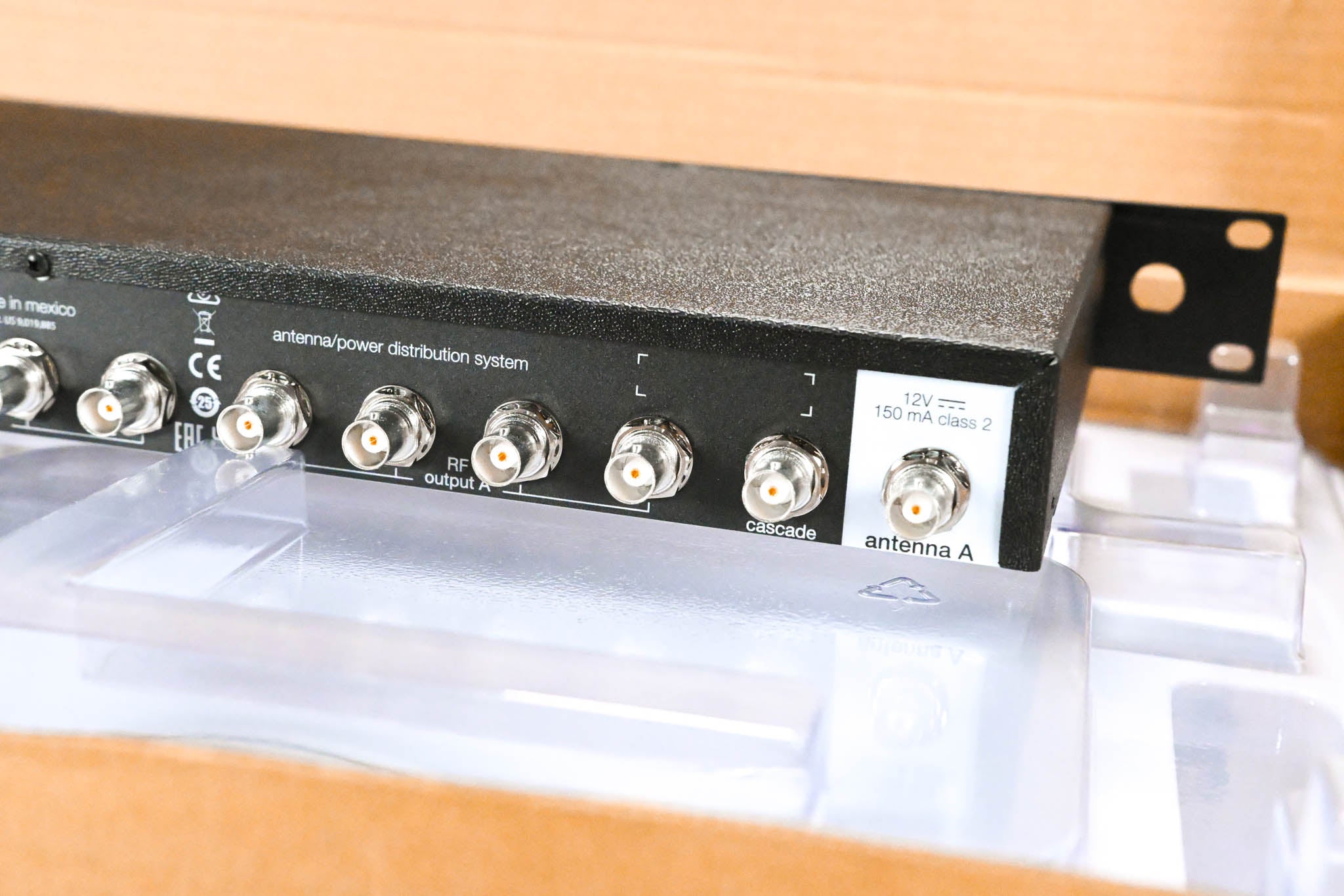 Shure UA844+SWB UHF Wideband Antenna Distribution System