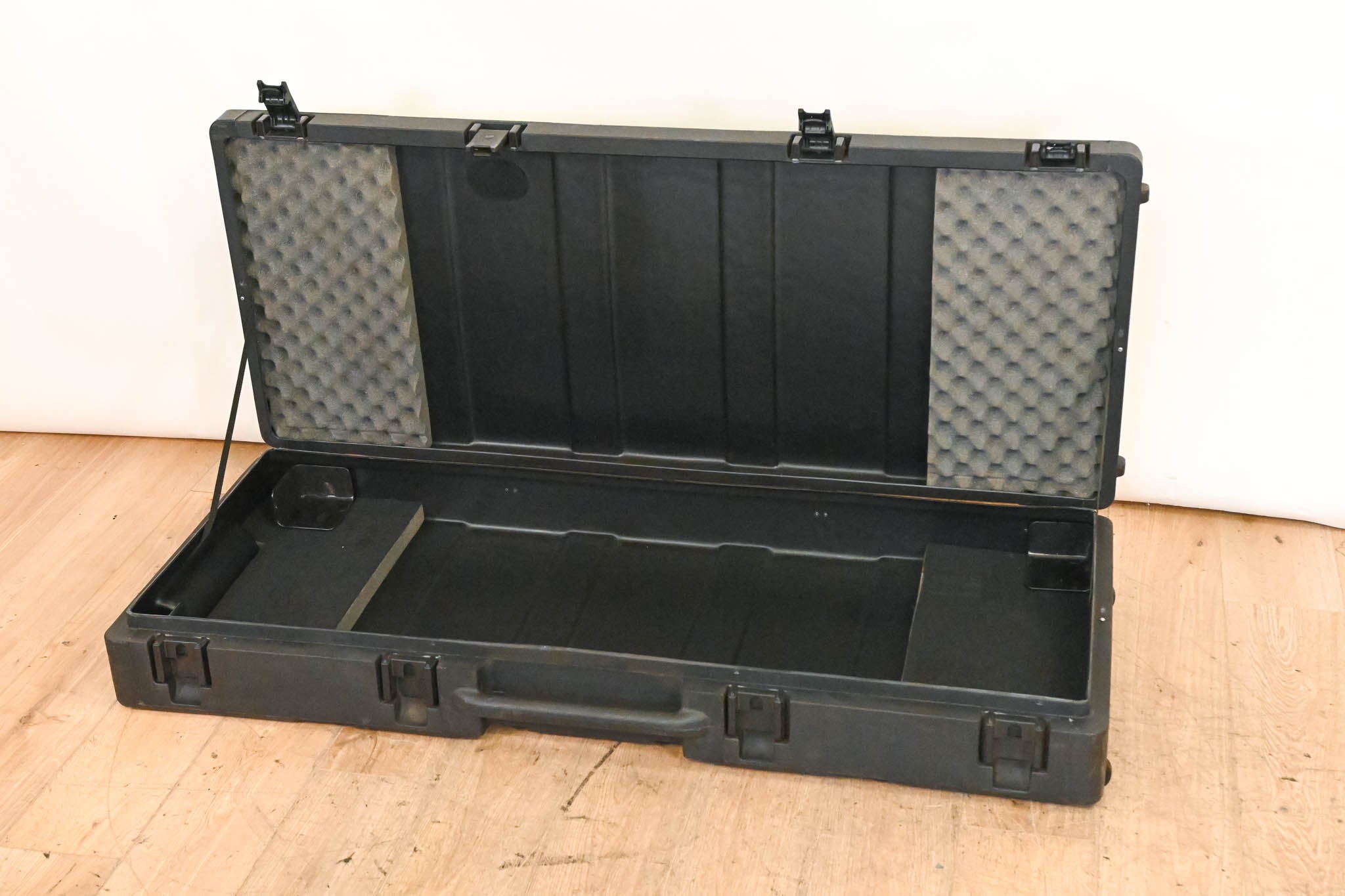 SKB 1SKB-R5220W Hardshell 76-Key Keyboard Case with Wheels