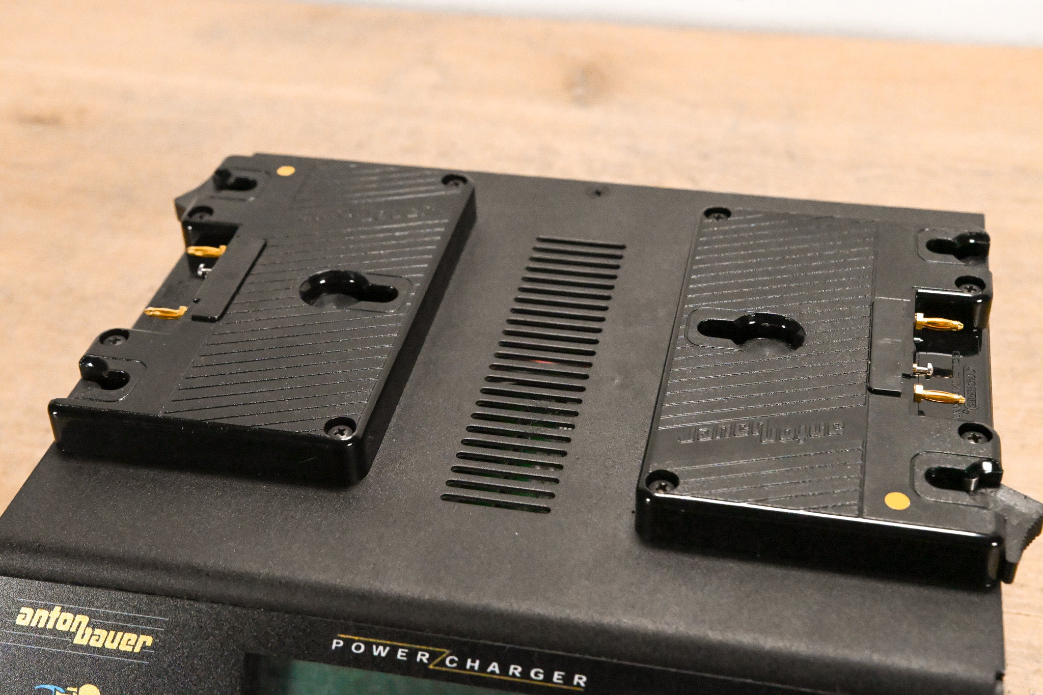 Anton Bauer Dual 2722 Interactive 2000 Battery Charger