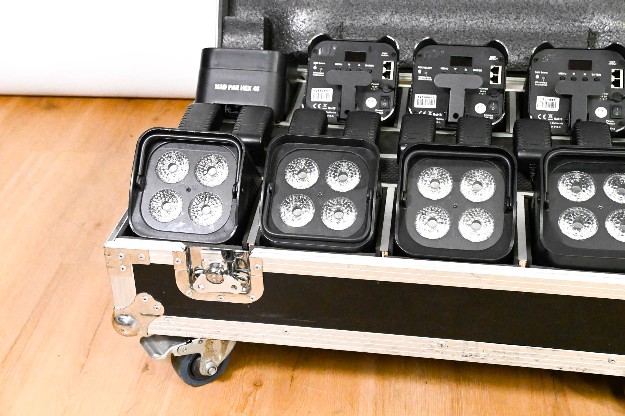 JMAZ Lighting MAD PAR HEX 4S Battery LED Uplight Kit w/ Charging Case