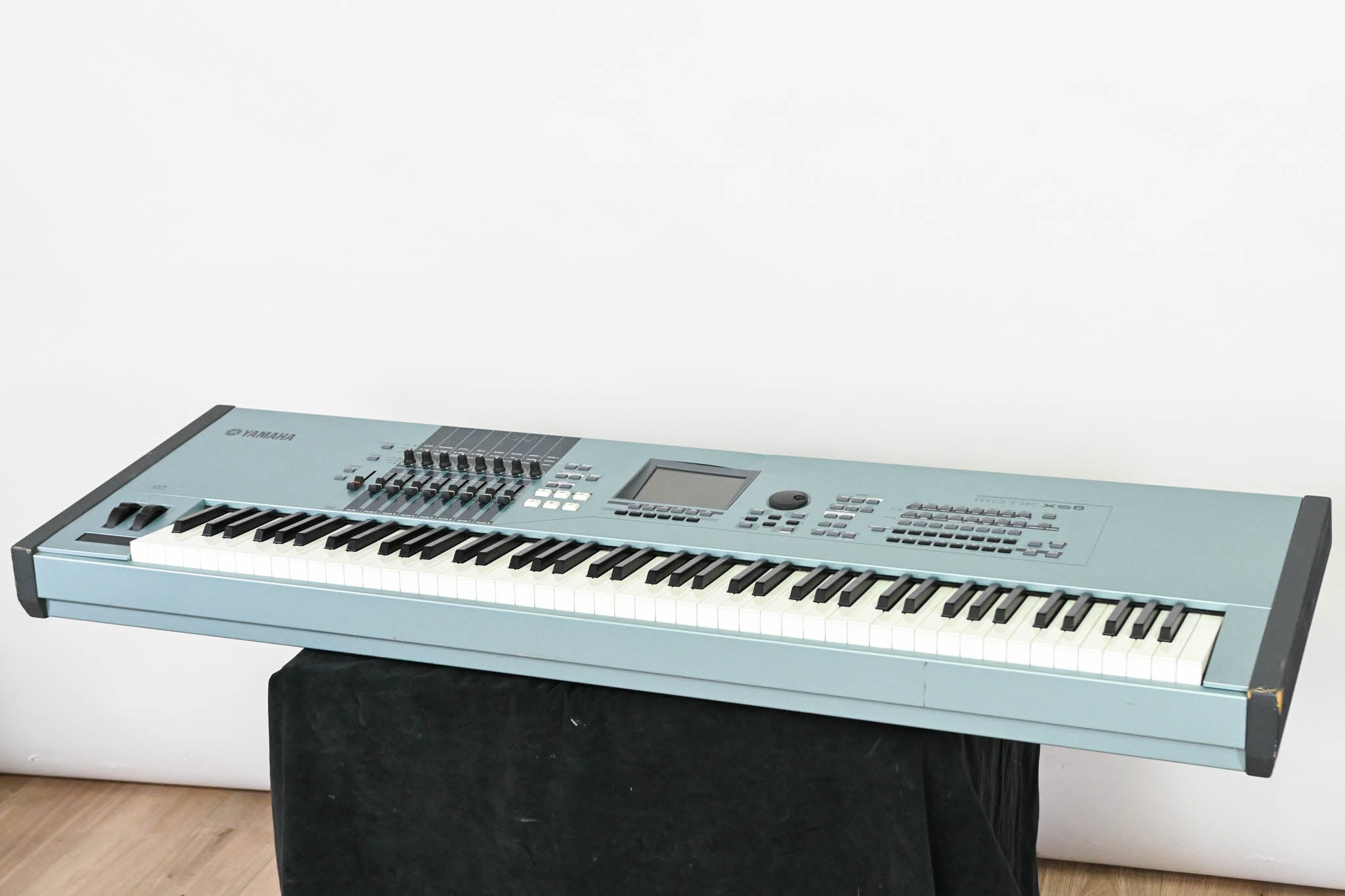 Yamaha Motif XS8 88-Key Synthesizer Keyboard Workstation