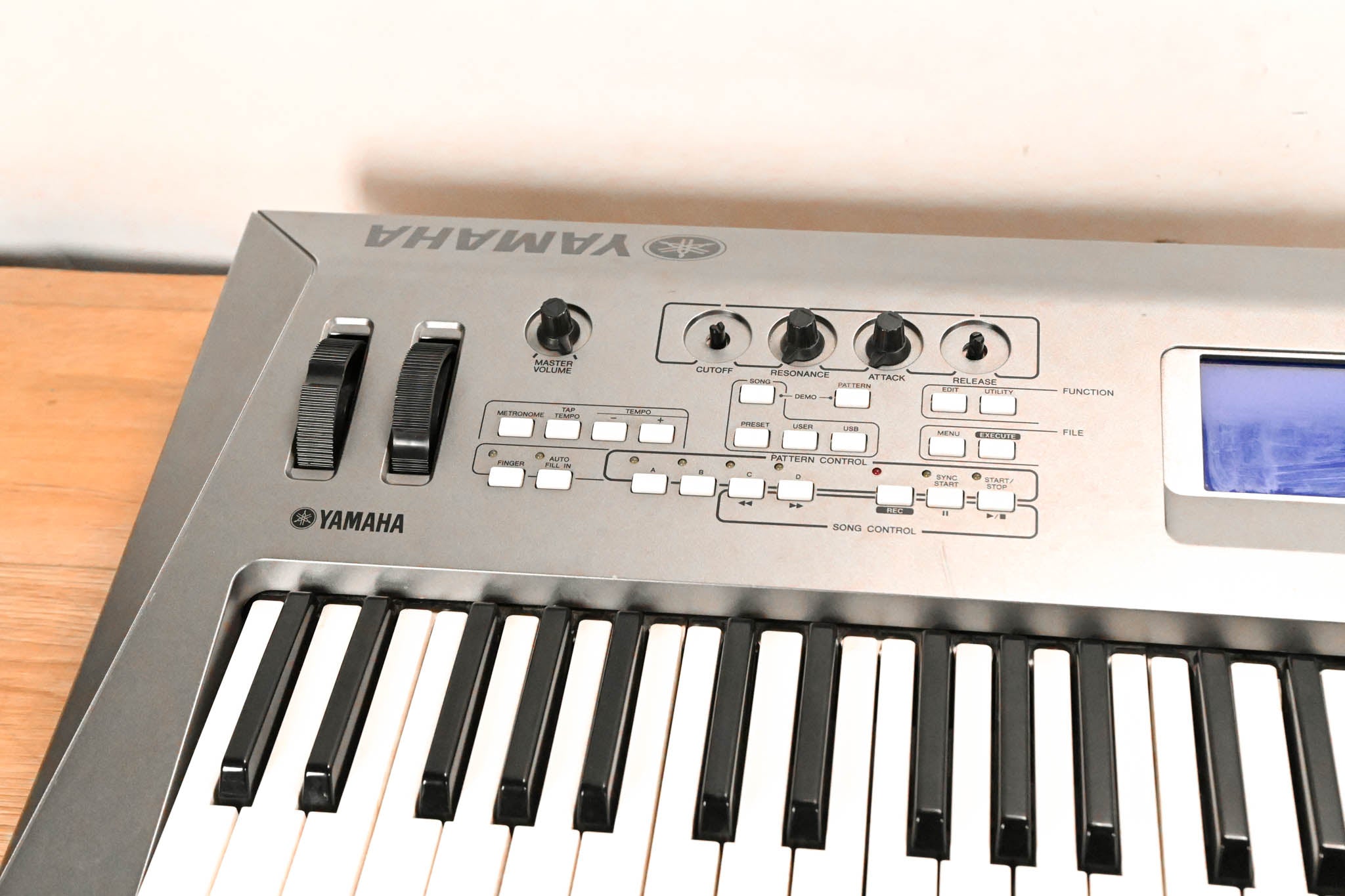 Yamaha MM6 61-Key Synthesizer Keyboard (NO POWER SUPPLY)