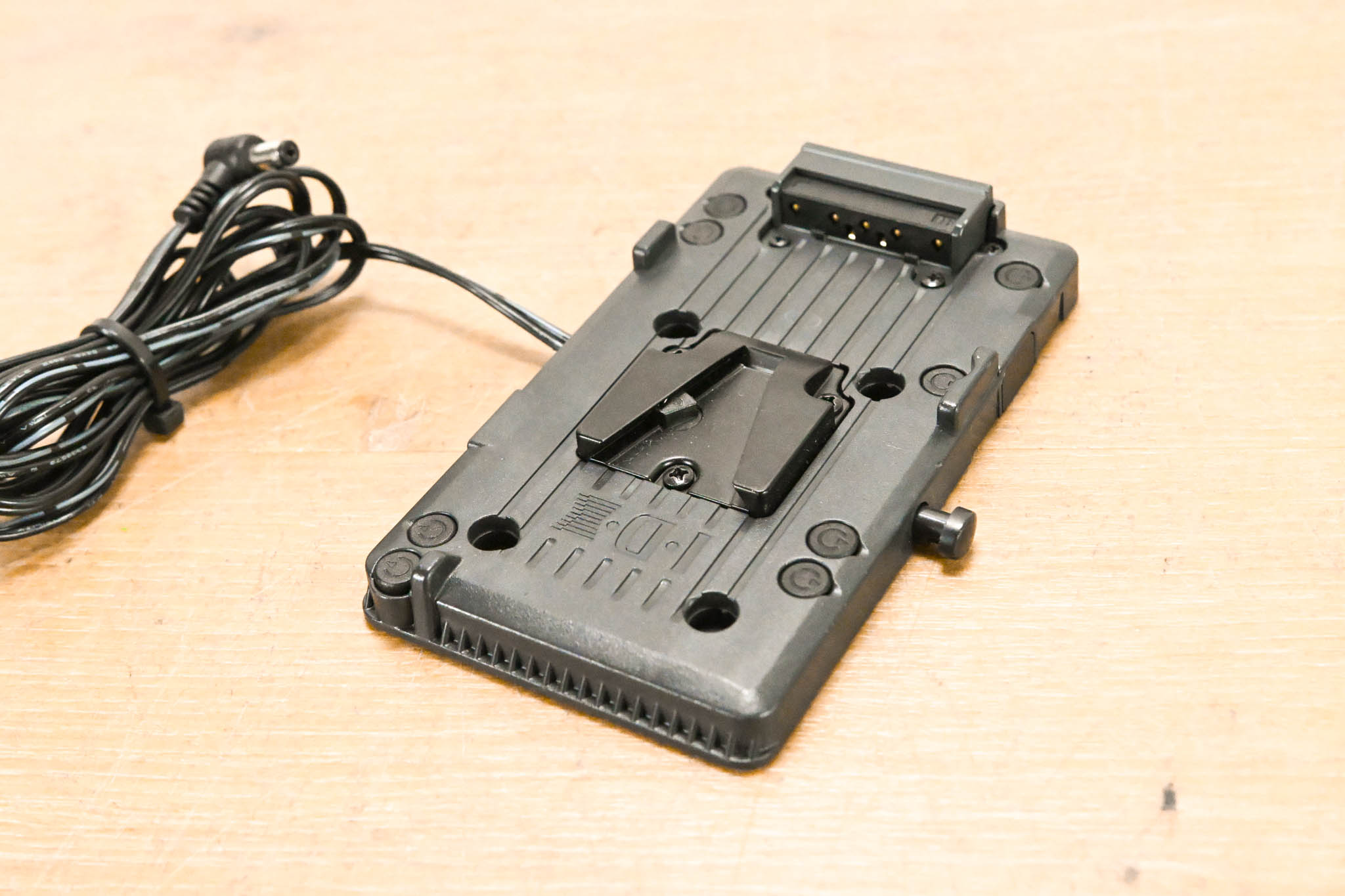IDX System Technology TA-PV2J650 V-Mount Adapter (NO POWER SUPPLY)