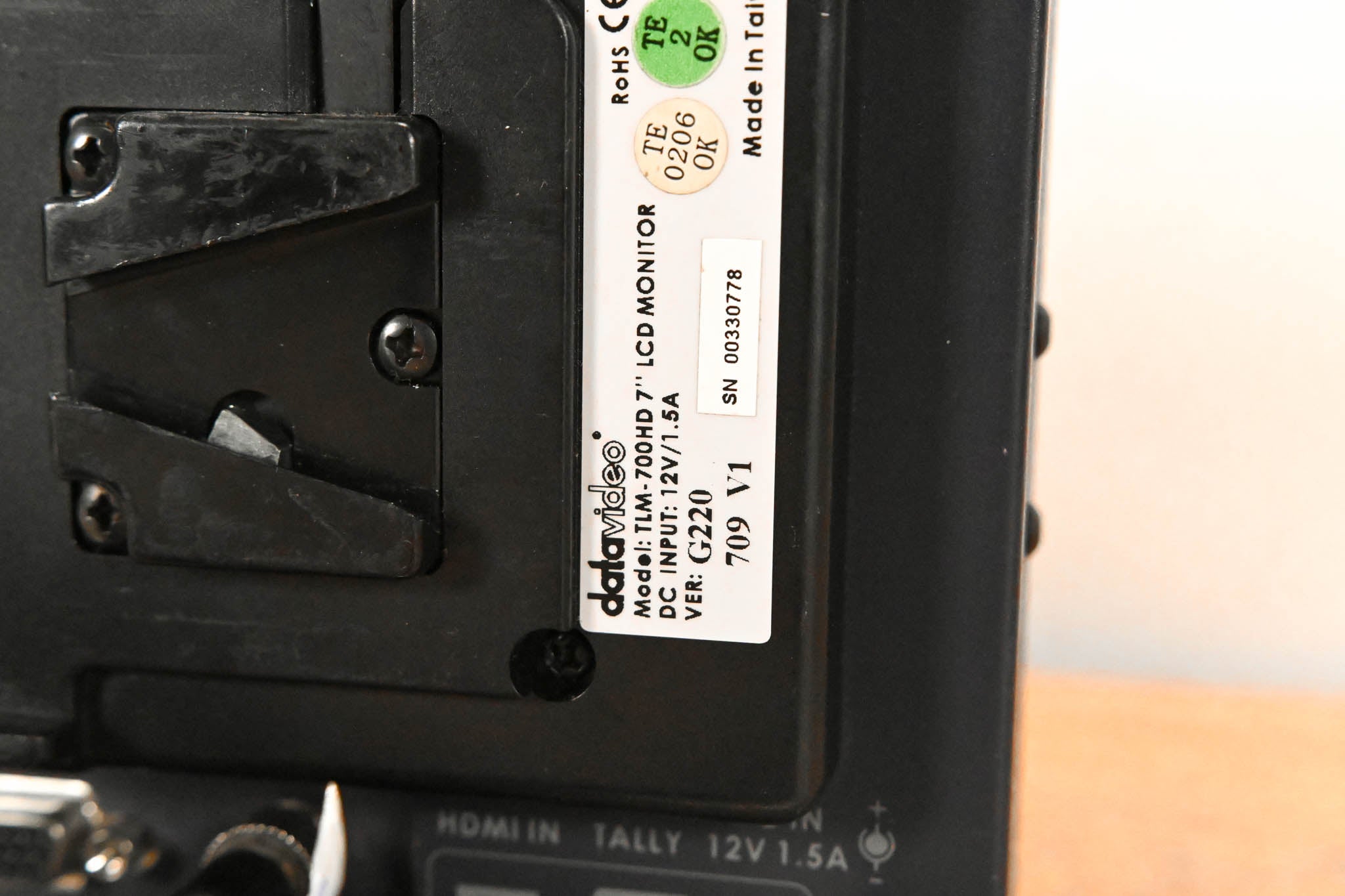 Datavideo TLM-700HD 7" HD/SD TFT LCD Monitor w/ V-Mount Battery Adapter