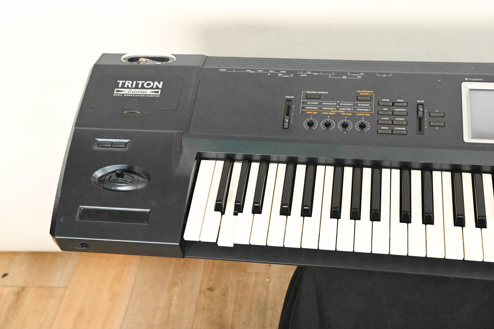Korg Triton Extreme 76 76-Key 120-Voice Polyphonic Workstation