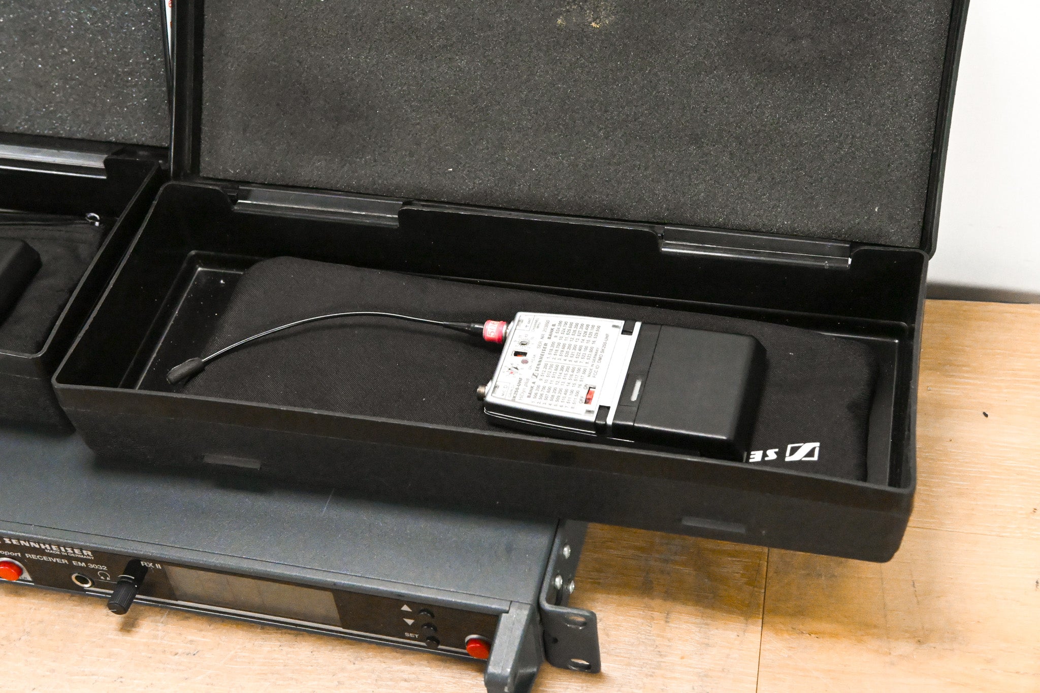 Sennheiser EM 3032-U Mikroport Receiver w/ SK250 Bodypacks 506-530 MHz
